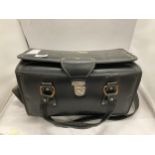 A LARGE VINTAGE LEATHER PHOTOGRAPHY BAG