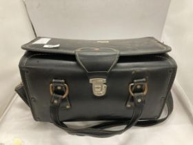 A LARGE VINTAGE LEATHER PHOTOGRAPHY BAG