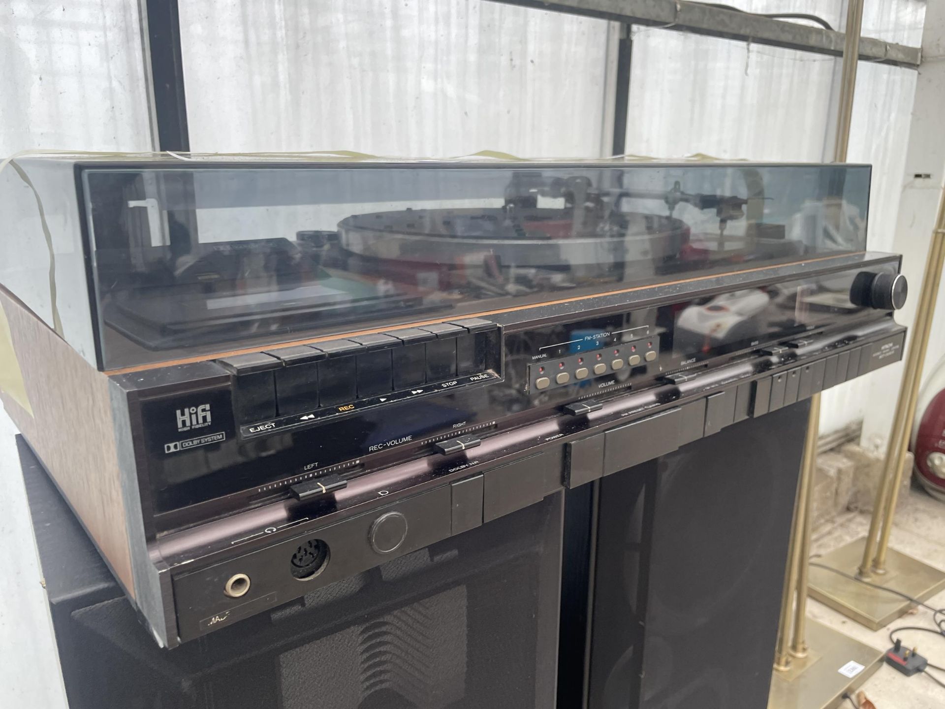 AN HITACHI STEREO MUSIC CENTRE AND A PAIR OF LARGE YAMAHA SPEAKERS - Bild 2 aus 3