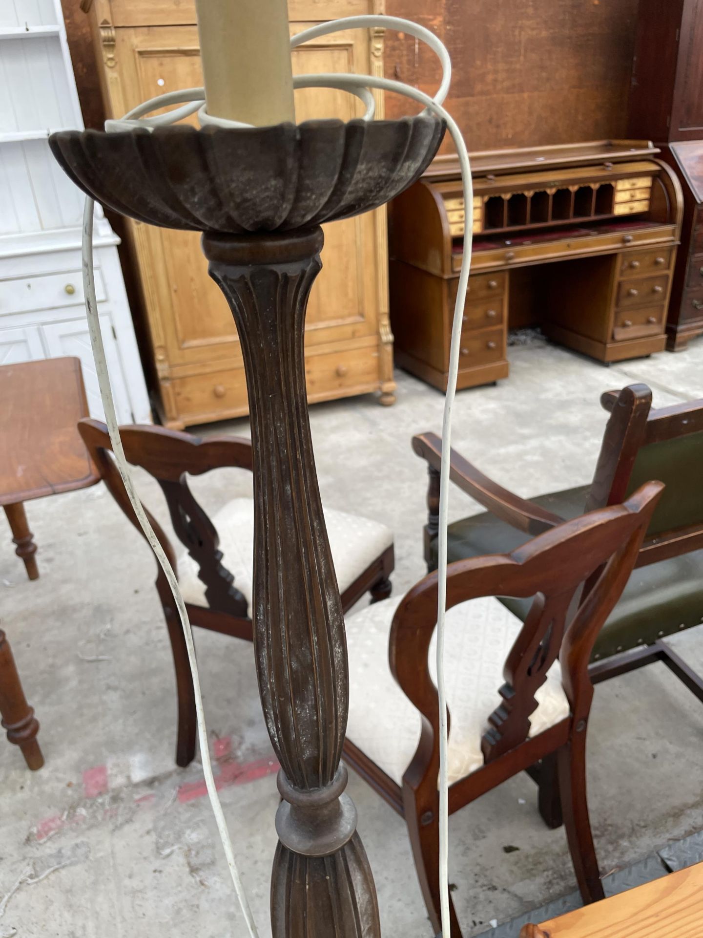 A MID 20TH CENTURY STANDARD LAMP COMPLETE WITH SHADE, ON TURNED AND FLUTED COLUMN - Image 4 of 4