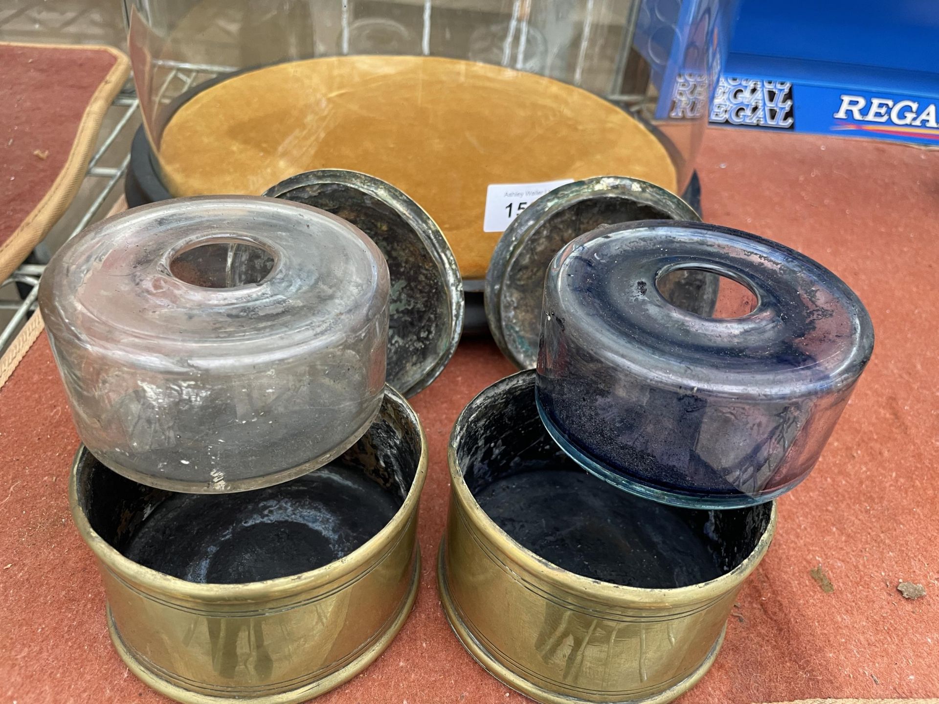 A PAIR OF BRASS INK WELLS WITH GLASS LINERS - Bild 3 aus 3