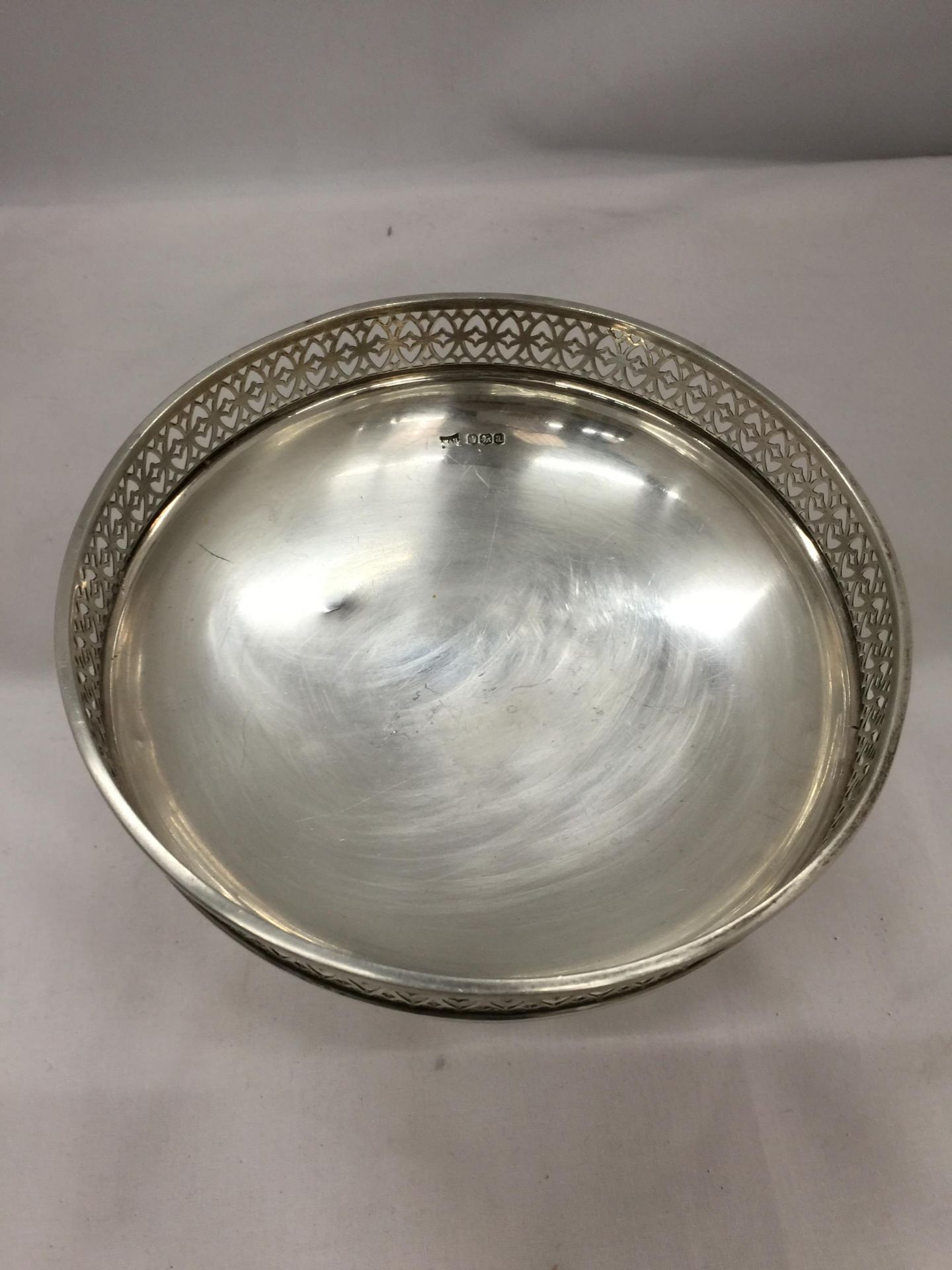 A GEORGE V 1918 SILVER HALLMARKED SHEFFIELD PEDESTAL BOWL WITH PIERCED GALLERY, MAKERS WALKER AND - Image 2 of 4