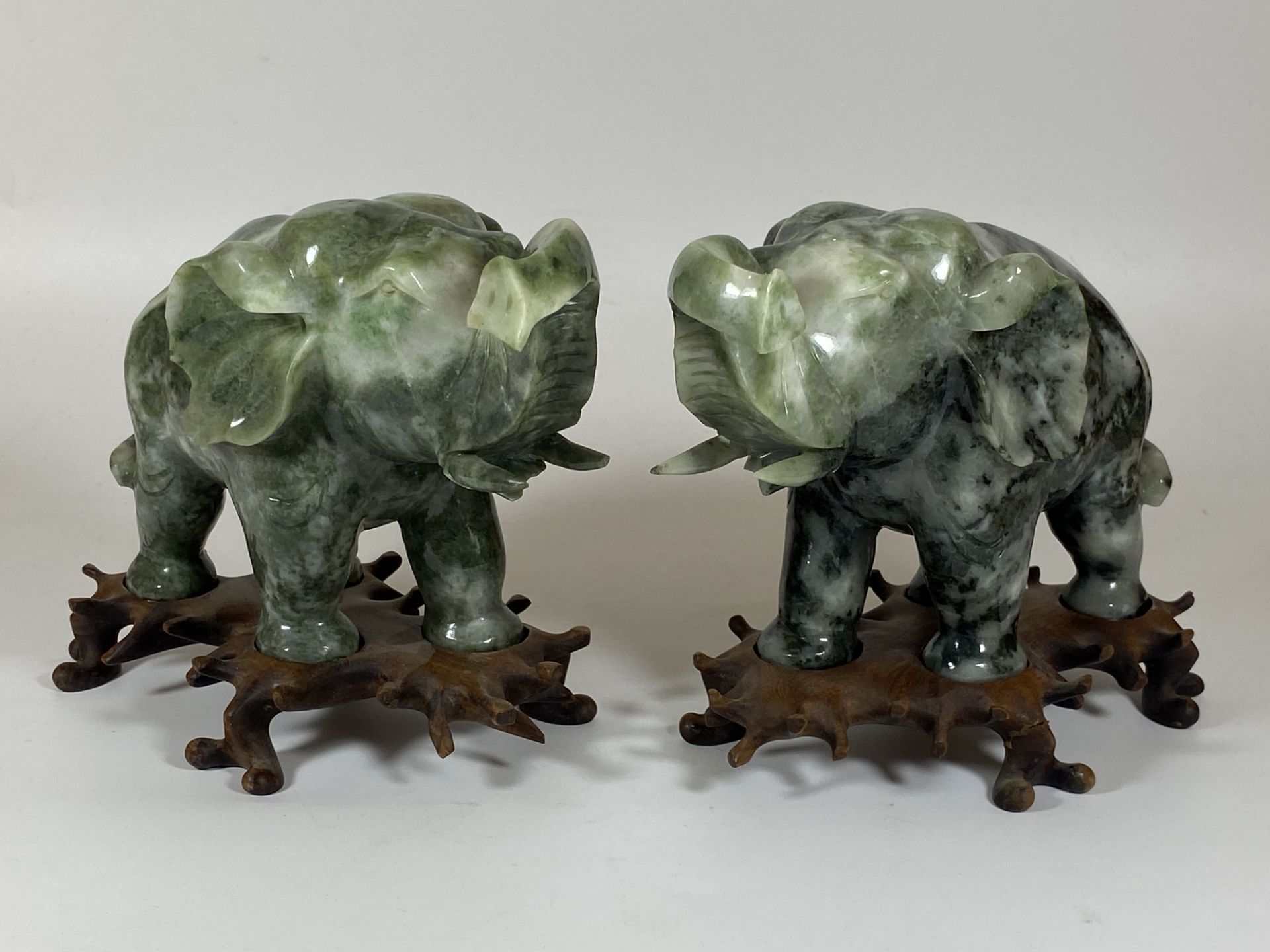 A PAIR OF GREAT QUALITY ORIENTAL CHINESE JADE JADEITE HARDSTONE ELEPHANTS ON CARVED WOODEN BASES, - Bild 2 aus 18