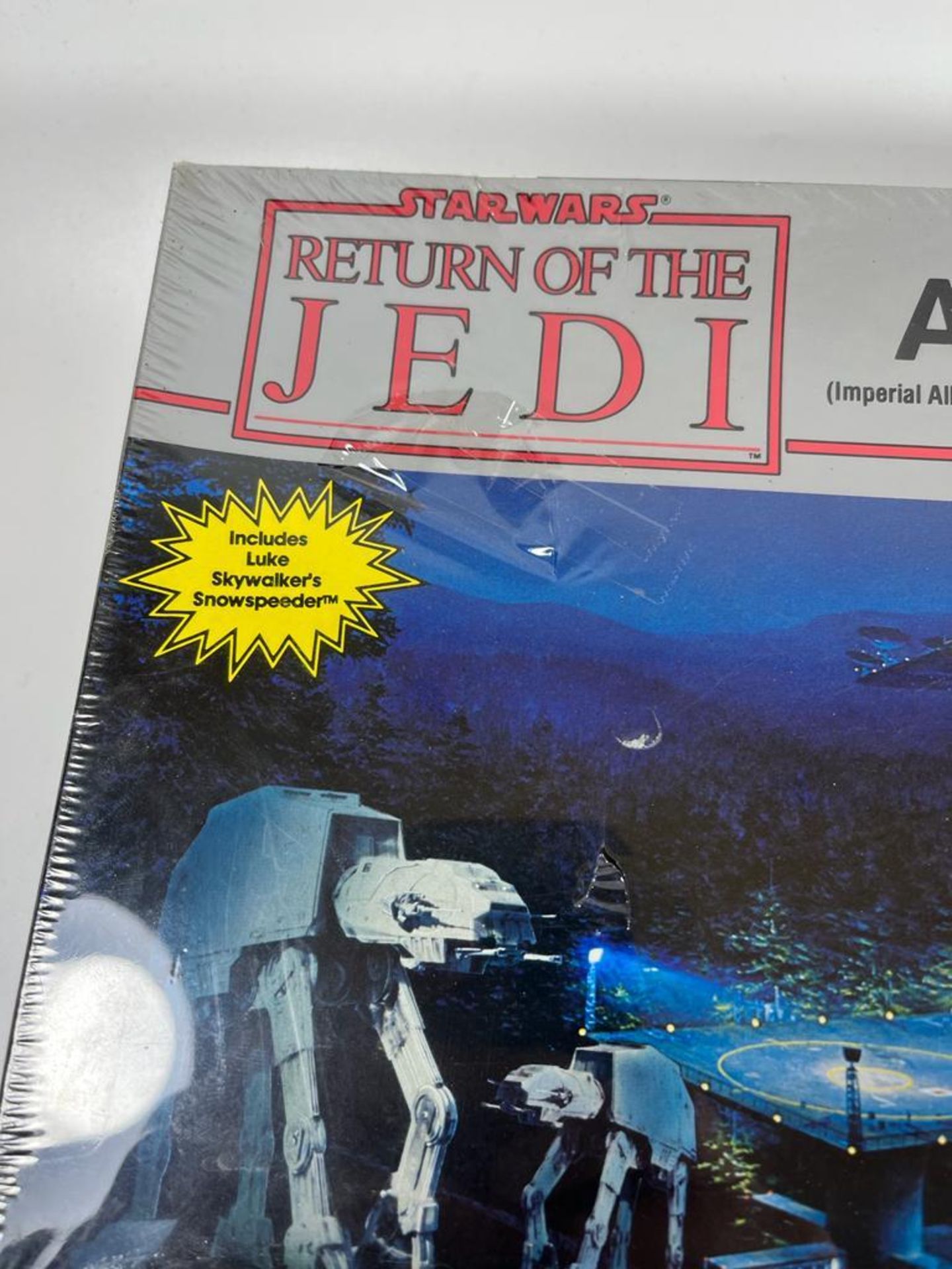 A BOXED AND SEALED ERTL STAR WARS RETURN OF THE JEDI AT-AT MPC SCALE MODEL - Image 2 of 4