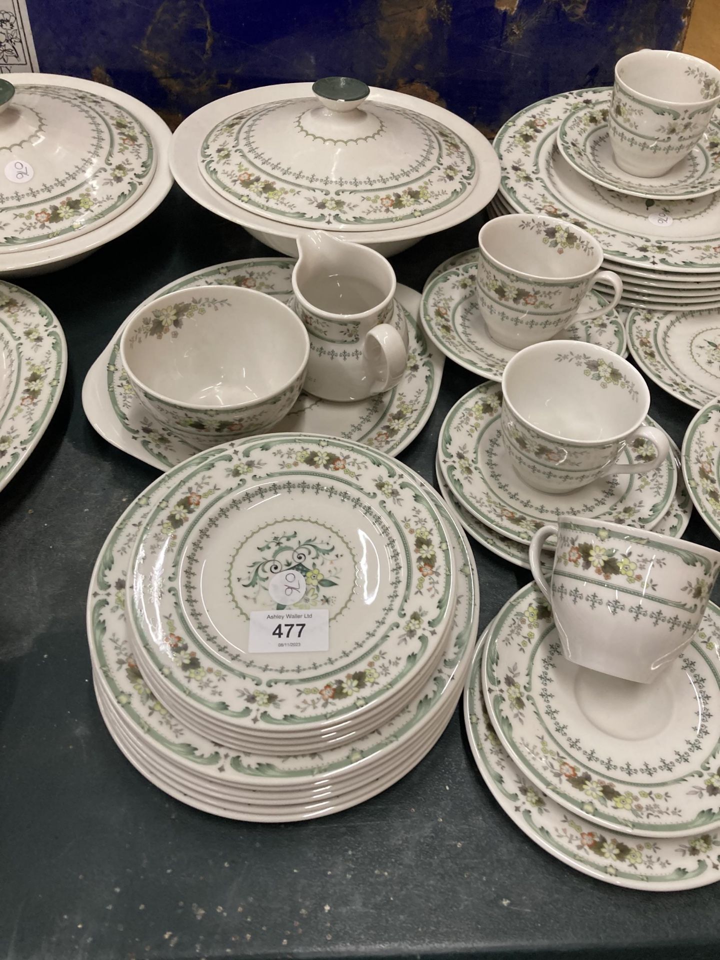 A ROYAL DOULTON PART DINNER SERVICE TO INCLUDE SERVING TUREENS, SERVING PLATES, A SAUCE BOAT WITH - Image 3 of 5