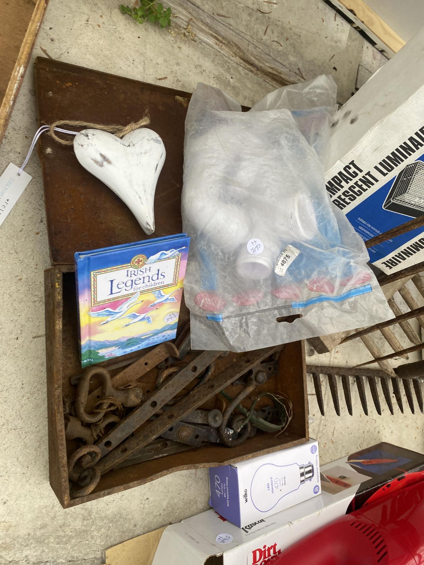 AN ASSORTMENT OF ITEMS TO INCLUDE WINDOW LATCHES, A VINTAGE FORK AND A DIRT DEVIL ETC - Image 5 of 5