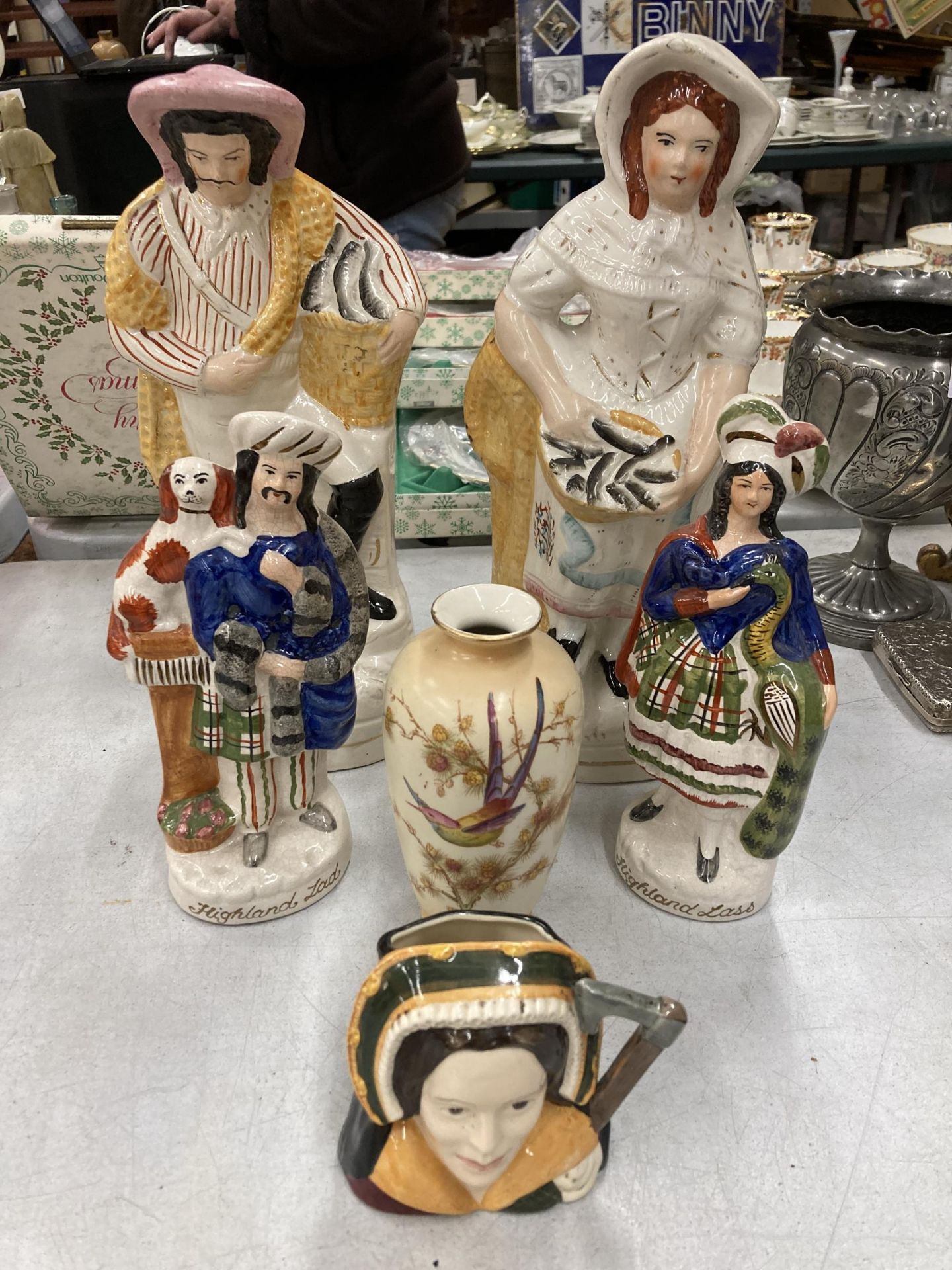 A MIXED LOT OF CERAMICS TO INCLUDE STAFFORDSHIRE FIGURES OF HIGHLAND LASS AND LADY, LARGER