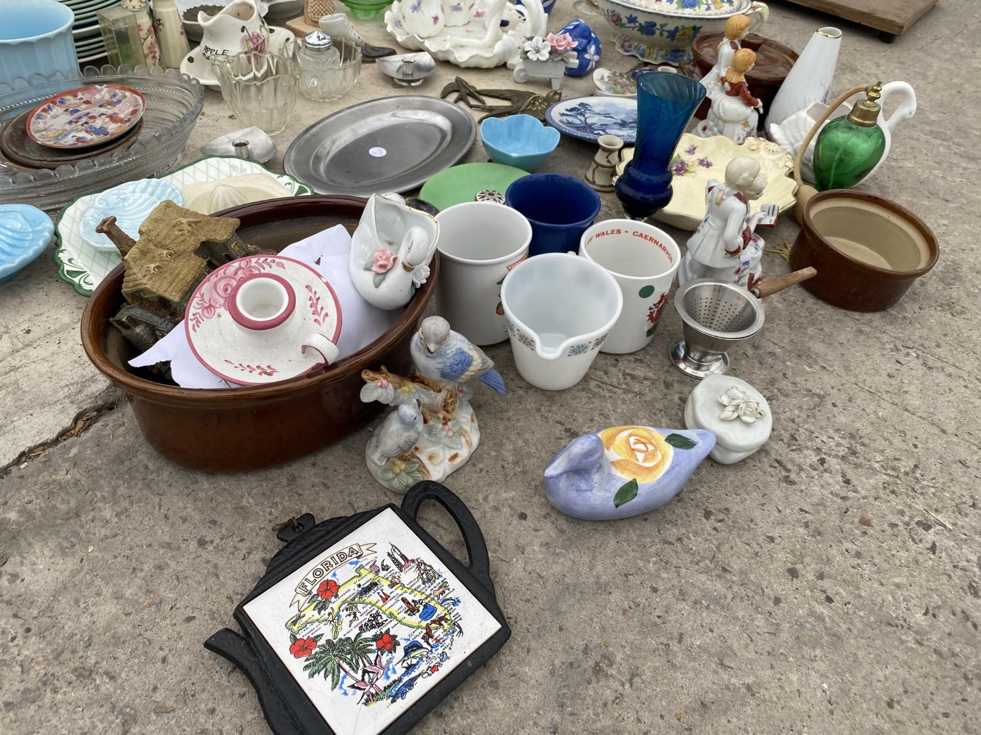 AN ASSORTMENT OF GLASS AND CERAMIC ITEMS TO INCLUDE BOWLS AND VASES ETC - Bild 3 aus 3