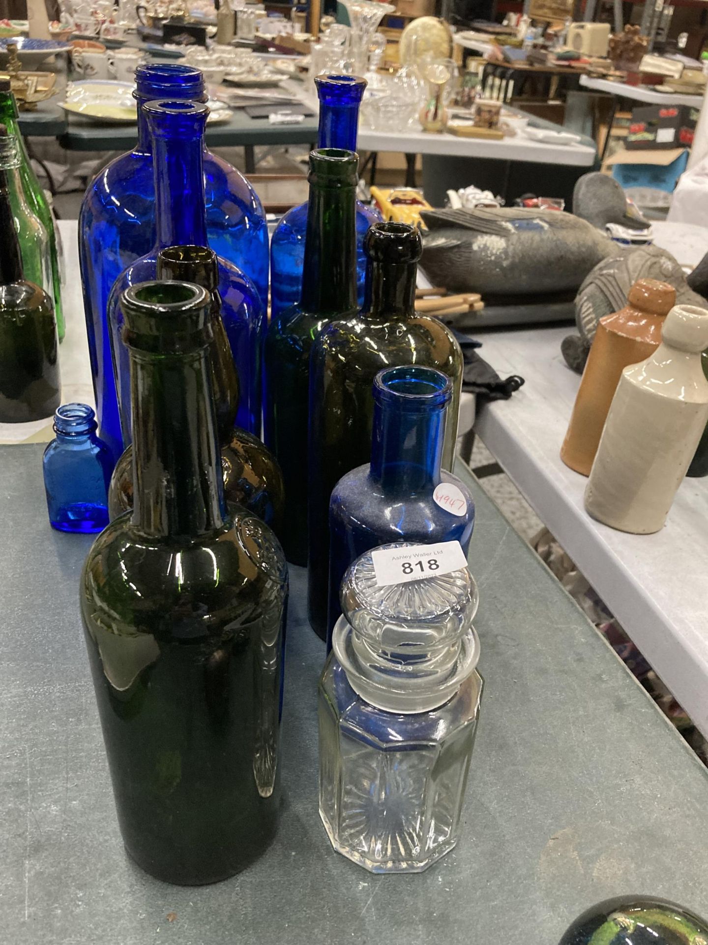 A COLLECTION OF VINTAGE GLASS BOTTLES TO INCLUDE BLUE AND GREEN