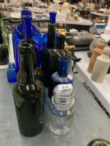 A COLLECTION OF VINTAGE GLASS BOTTLES TO INCLUDE BLUE AND GREEN