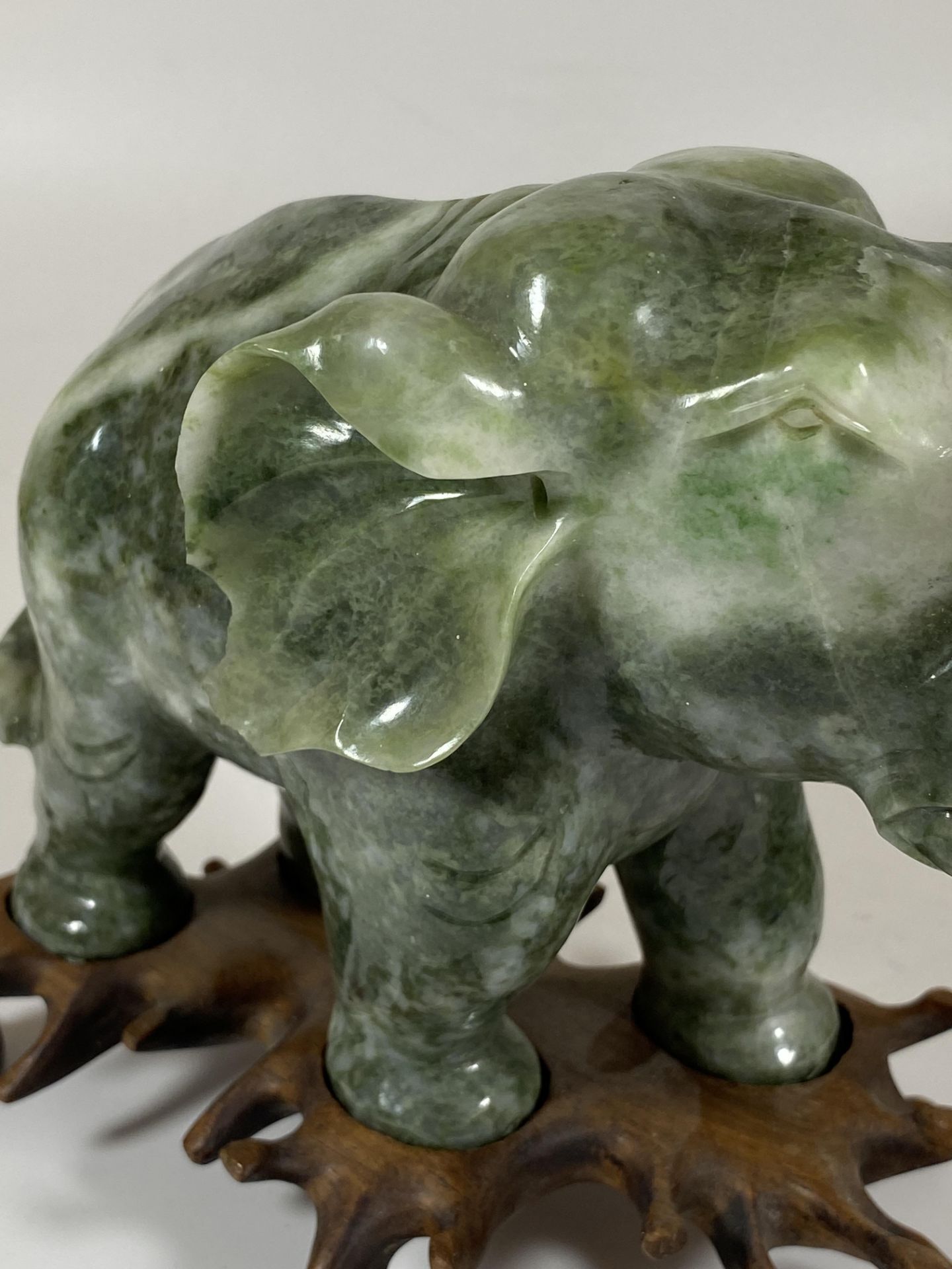 A PAIR OF GREAT QUALITY ORIENTAL CHINESE JADE JADEITE HARDSTONE ELEPHANTS ON CARVED WOODEN BASES, - Bild 5 aus 18