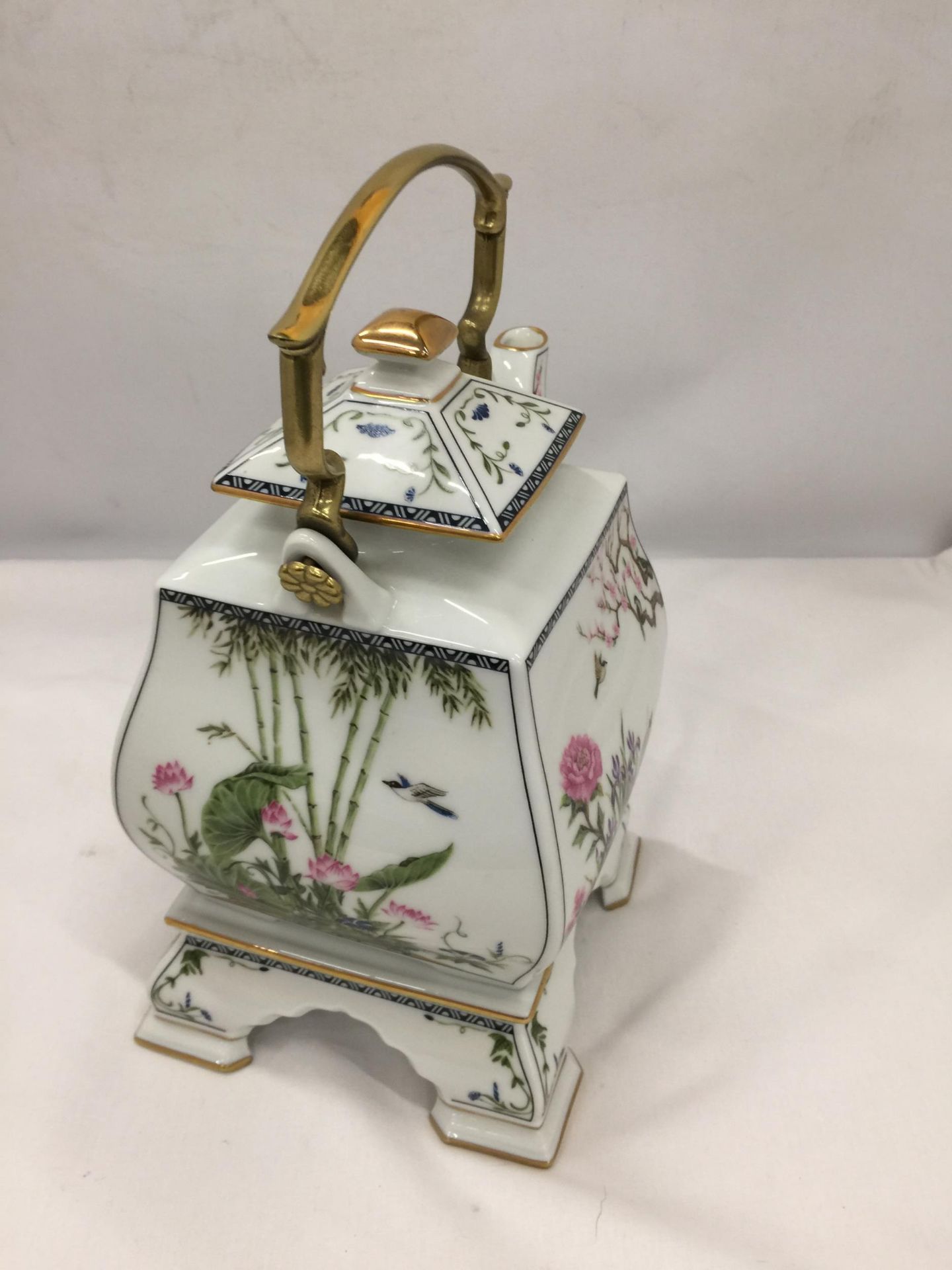 A FRANKLIN PORCELAIN 'THE BIRDS AND FLOWERS OF THE ORIENT' TEAPOT BY NAOKO NOBATA WITH 22CT GOLD - Image 2 of 5