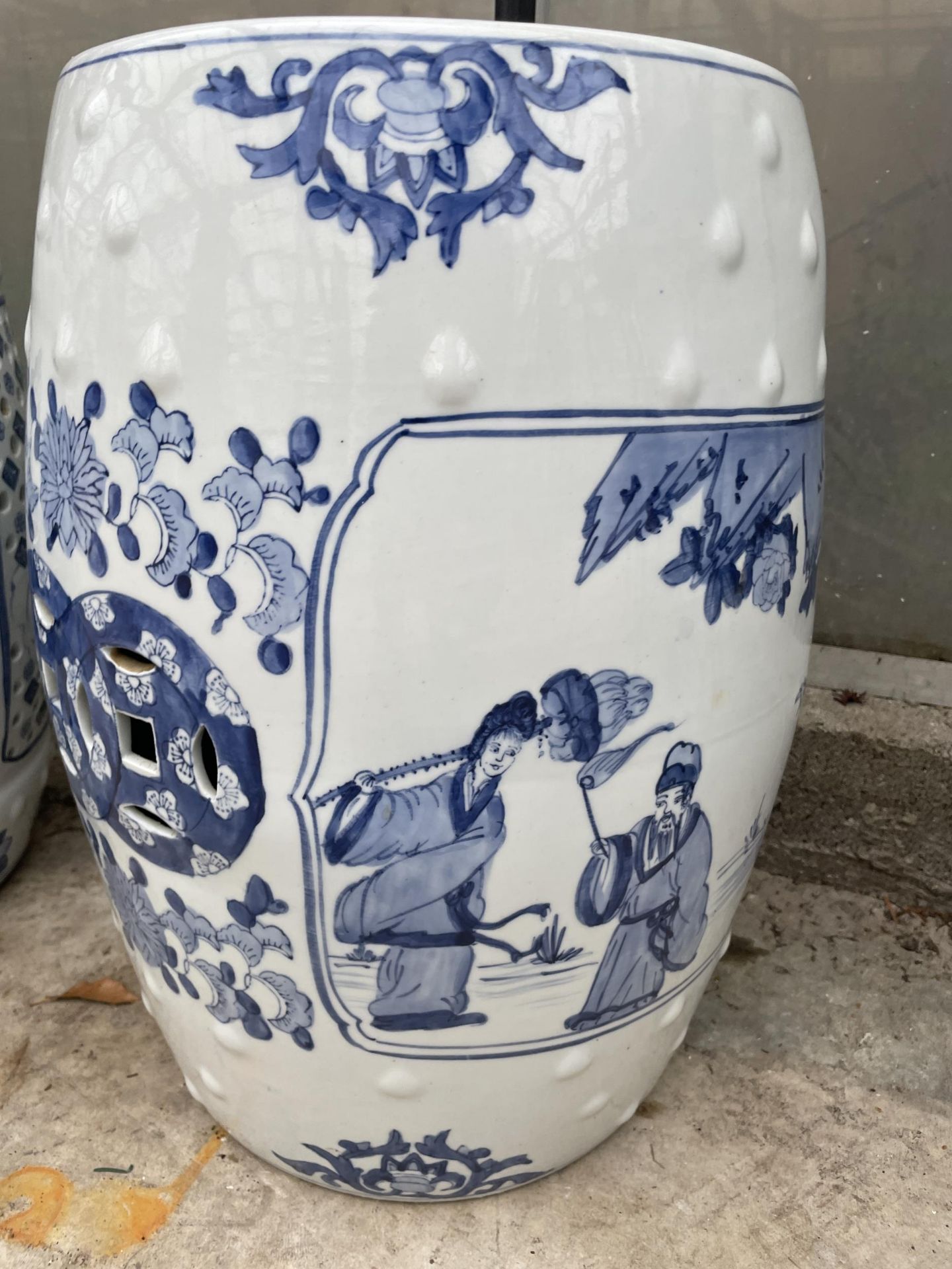 A BLUE AND WHITE ORIENTAL STYLE CERAMIC STOOL (H:47CM) - Image 4 of 4