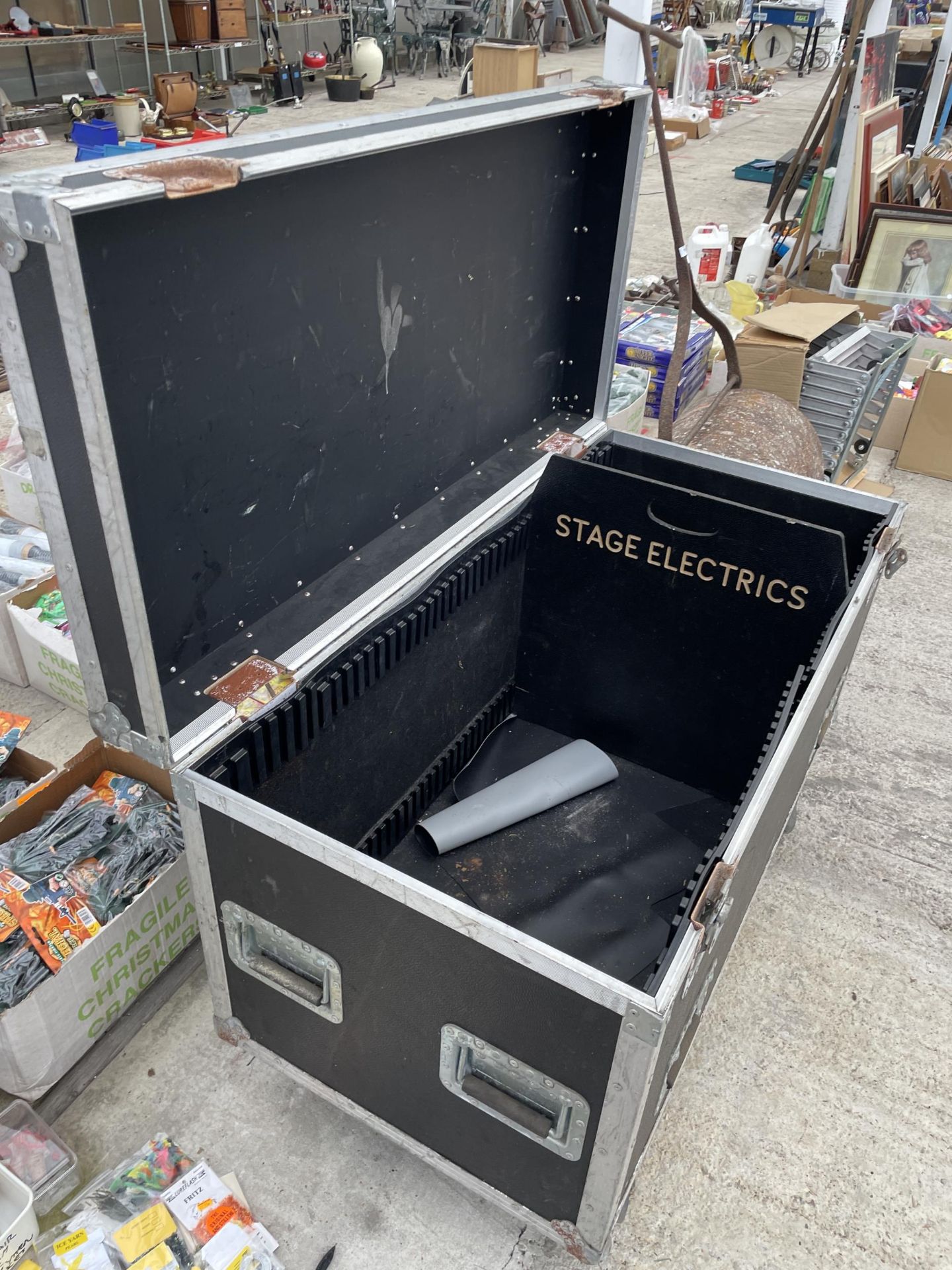 A LARGE FOUR WHEELED HARD CASED STORAGE BOX - Image 3 of 3