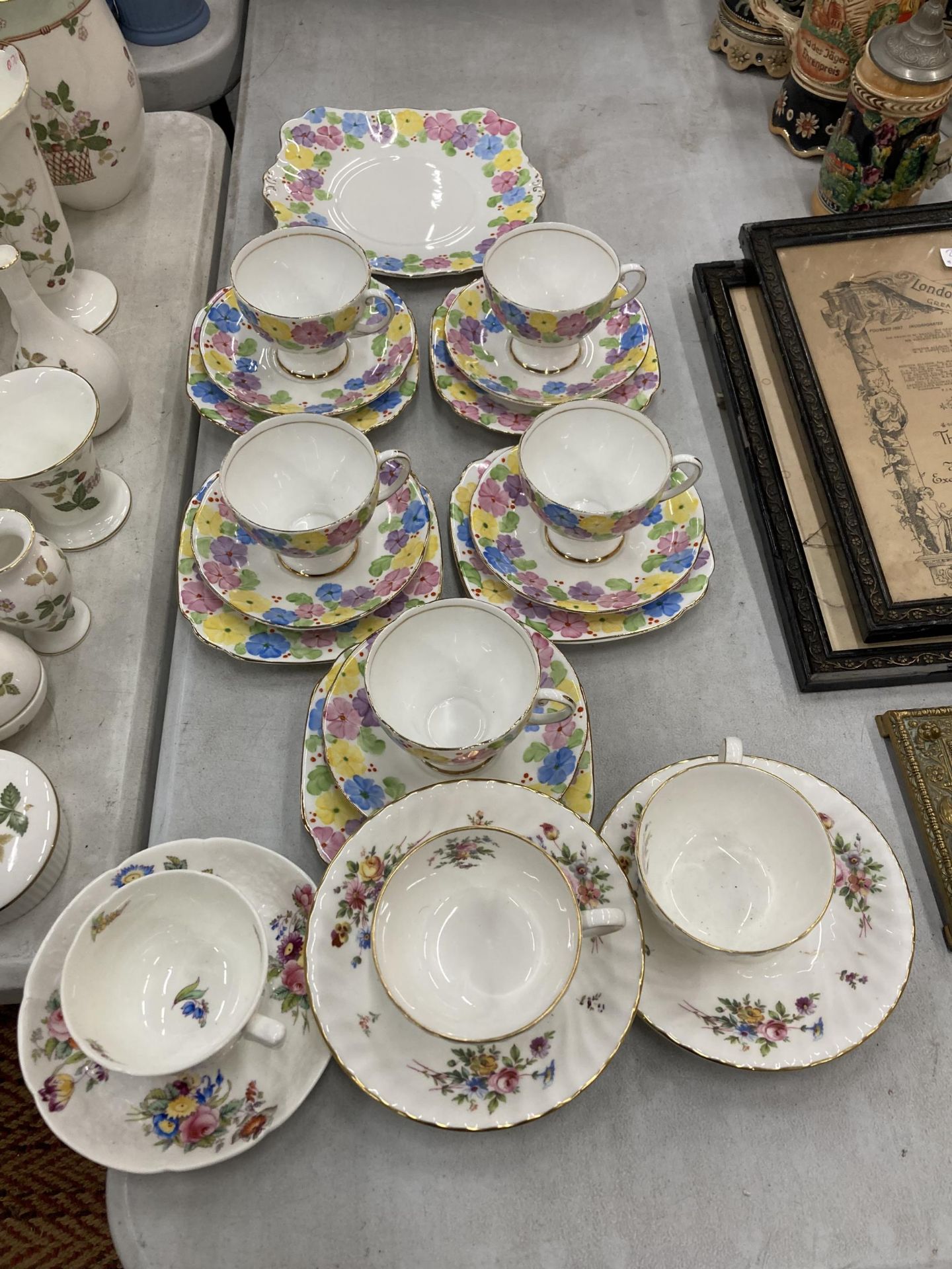 A COLLECTION OF TEAWARES TO INCLUDE COALPORT FLORAL CUPS AND SAUCERS ETC