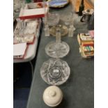 A QUANTITY OF GLASSWARE TO INCLUDE BOWLS, A CAKE STAND, TALL BUD VASES, BOTTLES, ETC