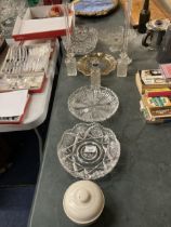 A QUANTITY OF GLASSWARE TO INCLUDE BOWLS, A CAKE STAND, TALL BUD VASES, BOTTLES, ETC