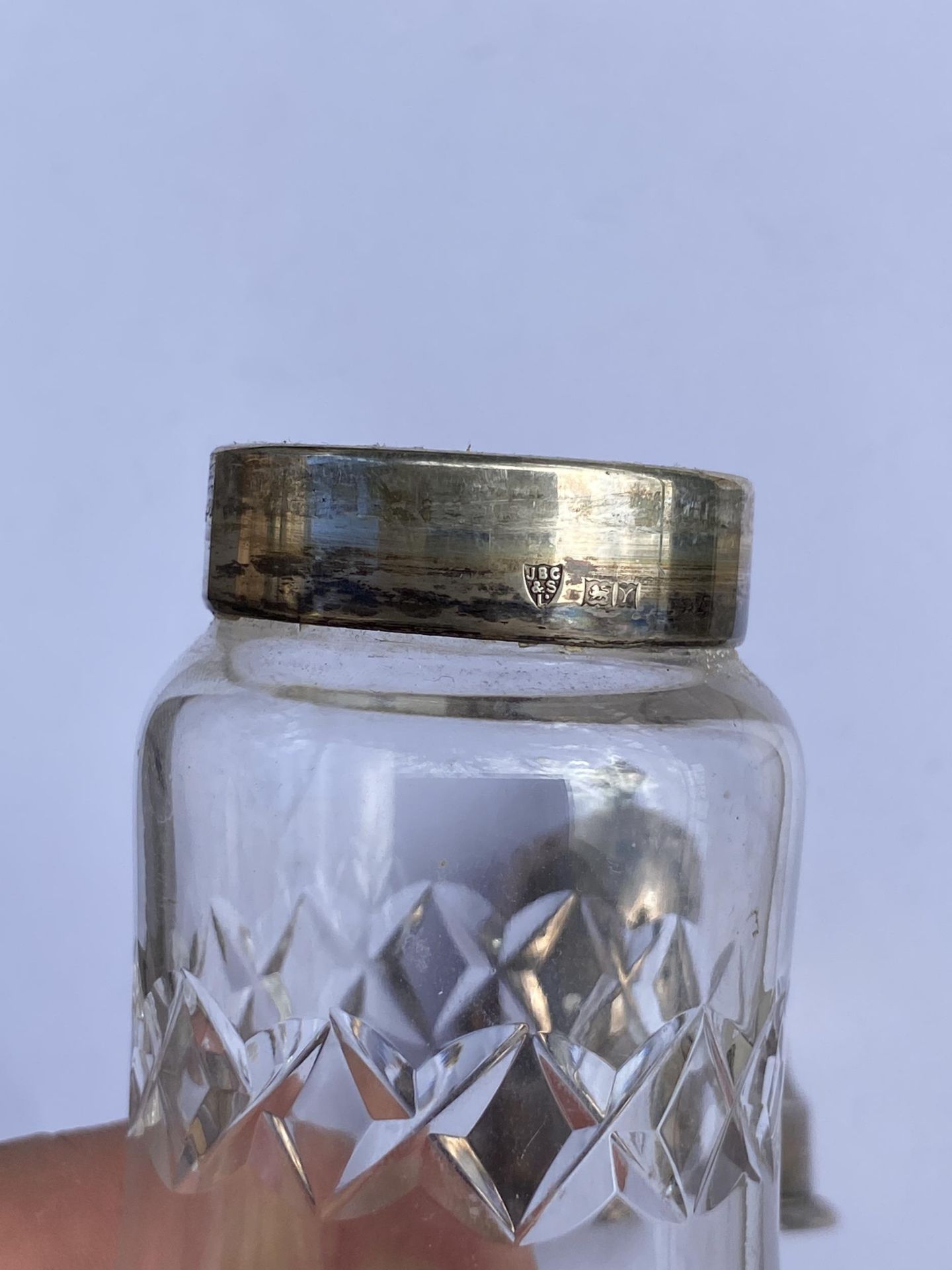 AN ELIZABETH II 1973 SILVER TOPPED SUGAR SIFTER WITH SILVER LID AND COLLAR, MAKER J B CHATTERLEY & - Image 3 of 5