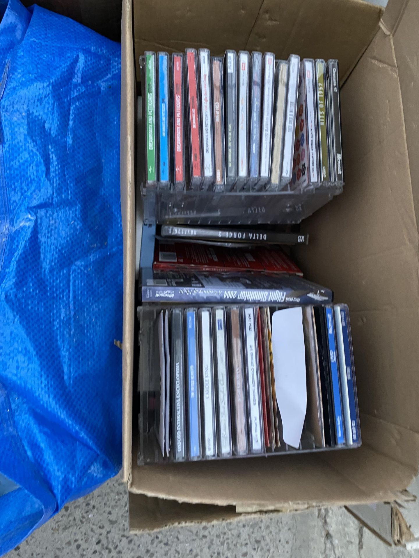 AN ASSORTMENT OF HOUSEHOLD CLEARANCE ITEMS TO INCLUDE CDS AND DVDS ETC - Bild 3 aus 6