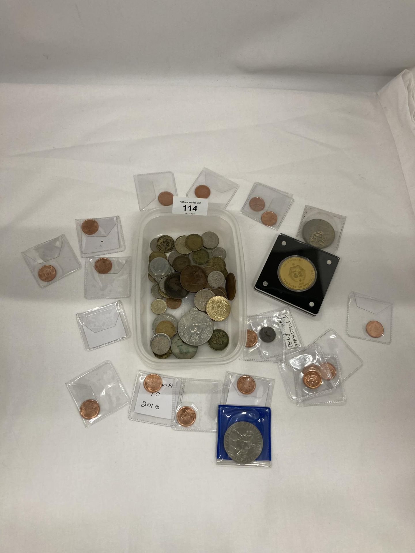 A COLLECTION OF COINS, TO INCLUDE COMMEMORATIVE CROWNS, PRE-DECIMAL, FOREIGN, ETC