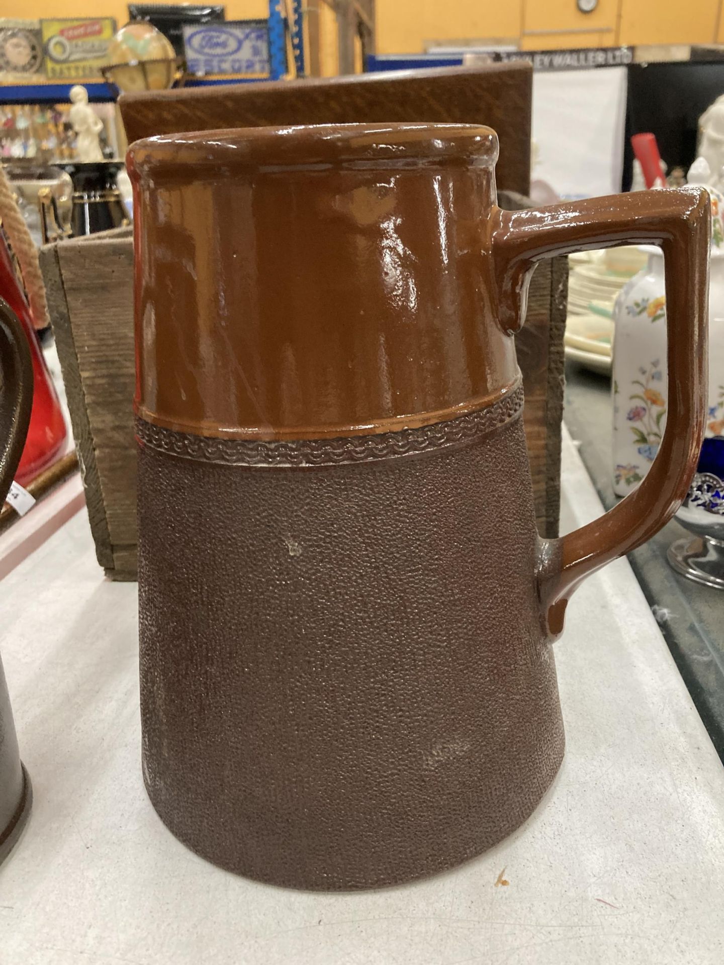 A GROUP OF THREE VINTAGE SALT GLAZE JUGS - Image 3 of 4