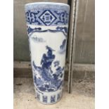 A LARGE BLUE AND WHITE CERAMIC ORIENTAL STYLE STICK STAND (H:63CM)