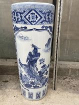 A LARGE BLUE AND WHITE CERAMIC ORIENTAL STYLE STICK STAND (H:63CM)