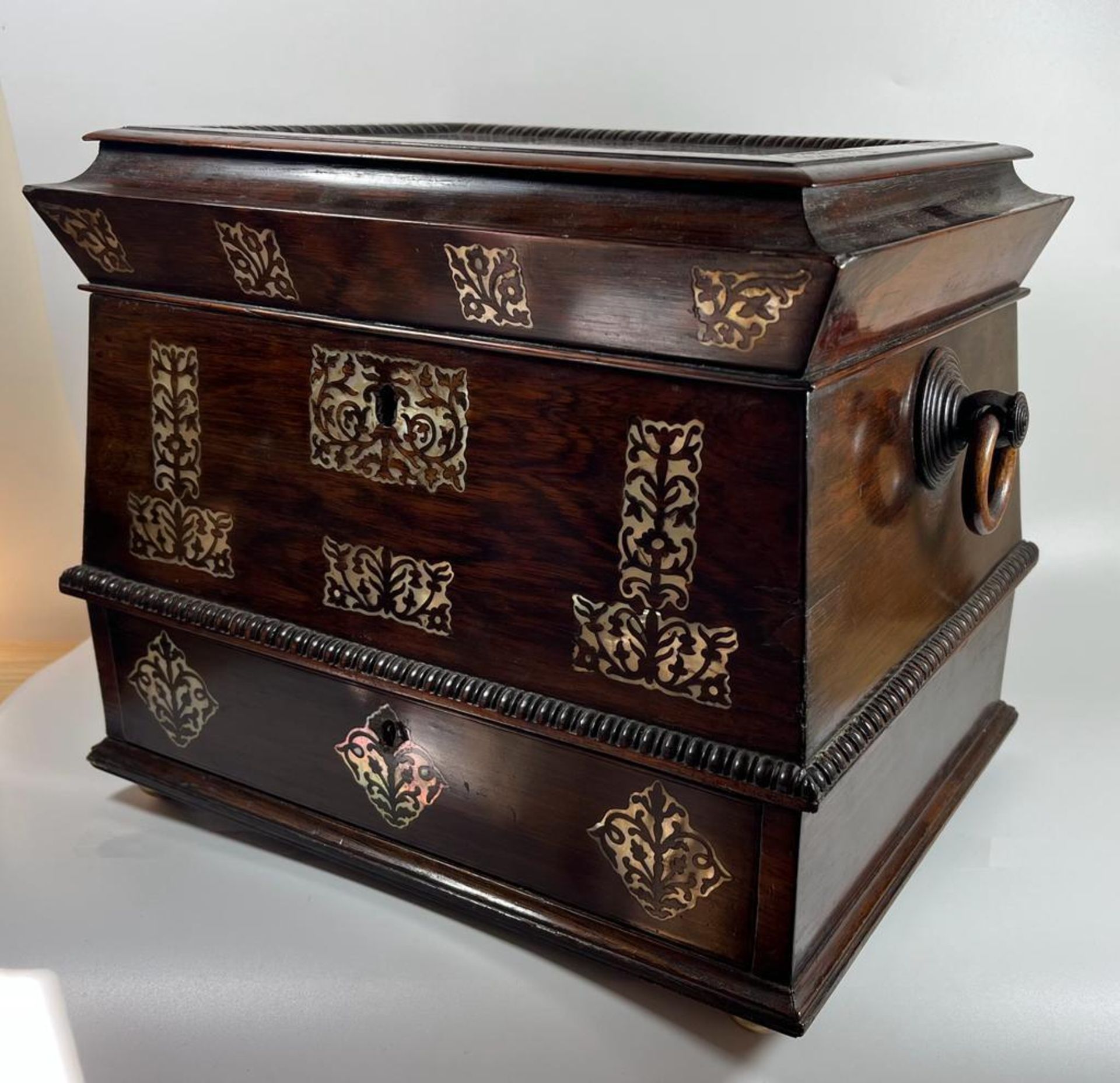 AN ANTIQUE 19TH CENTURY ROSEWOOD AND MOTHER OF PEARL INLAID JEWELLERY BOX WITH LIFT UP TOP SECTION - Image 3 of 8