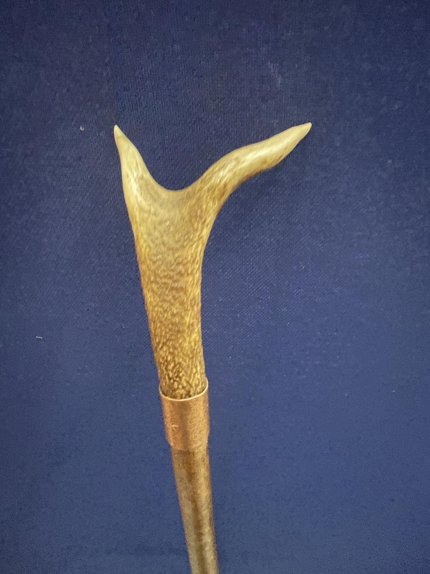 A VINTAGE SHEPHERDS CROOK HORN HANDLED WALKING STICK WITH COPPER FERRULE - Image 2 of 3