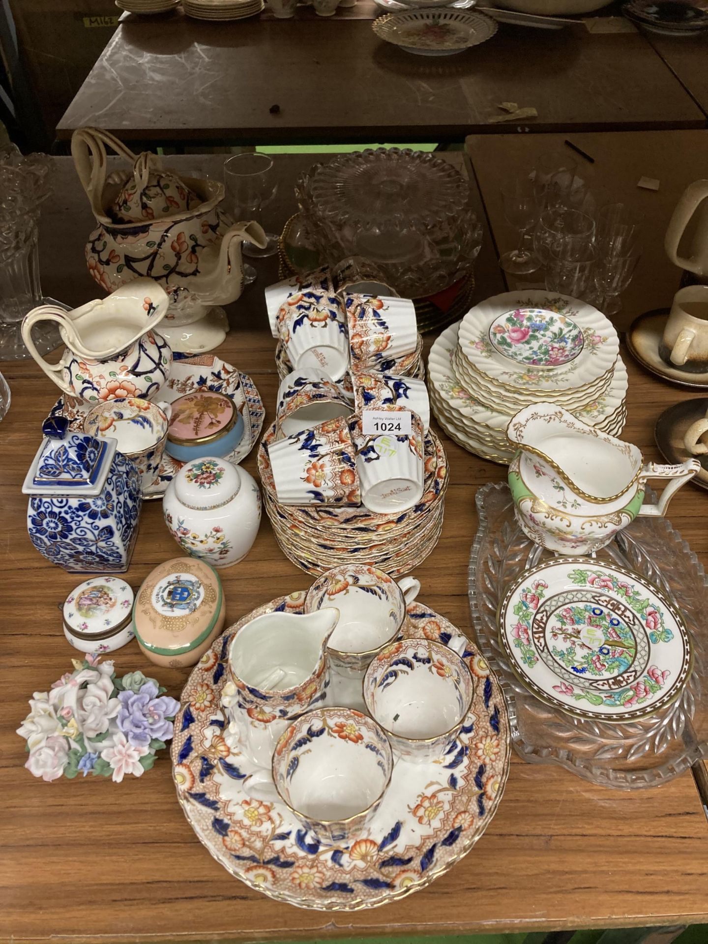 A MIXED GROUP OF CERAMICS TO INCLUDE 19TH CENTURY TEAPOT, EDWARDIAN PART TEA SET ETC