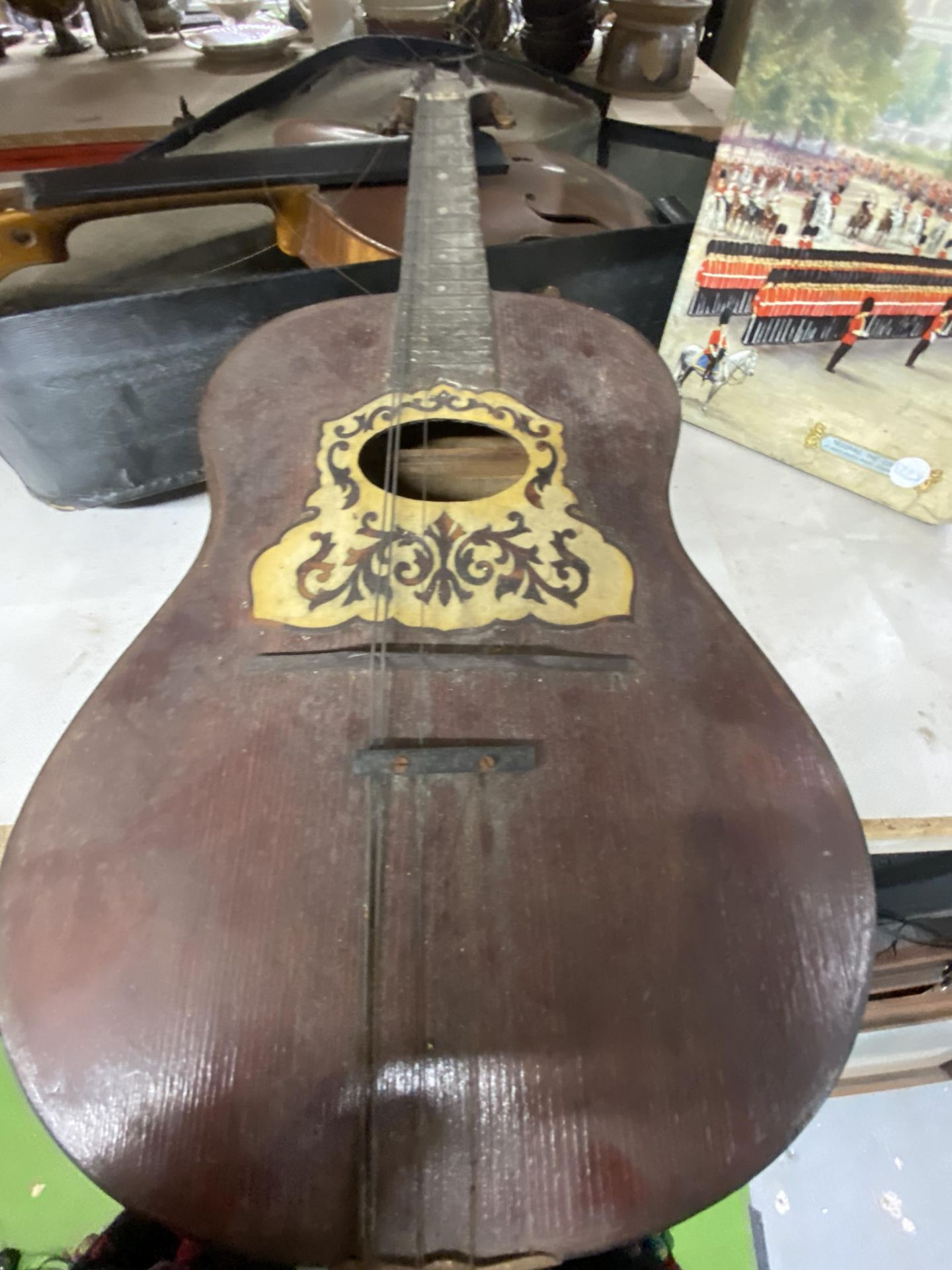 A VINTAGE CASED VIOLIN, ACOUSTIC NEOPOLITAN GUITAR AND VINTAGE CORONATION TIN - Bild 3 aus 4