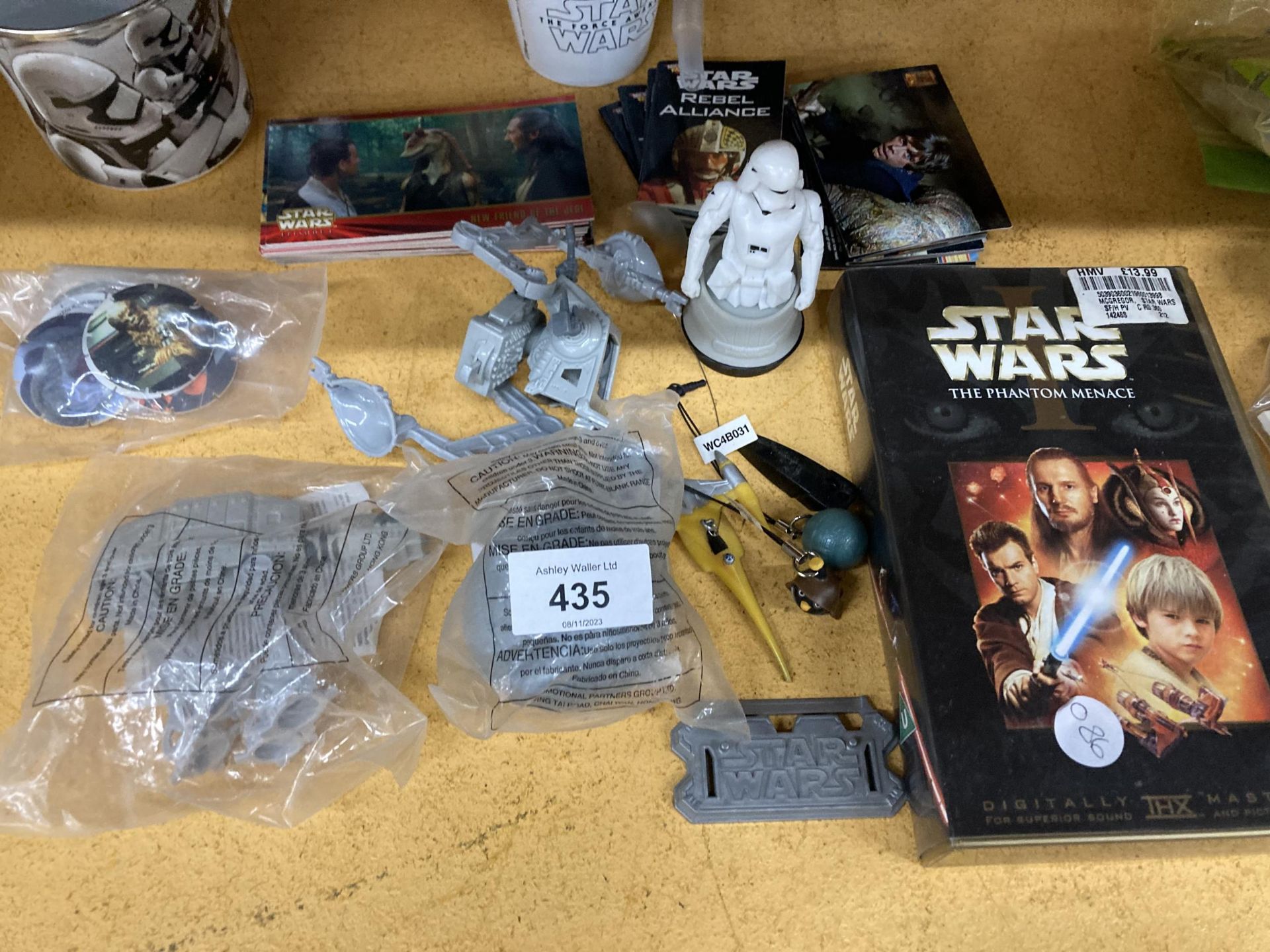 A LARGE COLLECTION OF STAR WARS ITEMS TO INCLUDE A STORMTROOPER MASK, A BOXED SHADOW TROOPER FIGURE, - Bild 2 aus 4