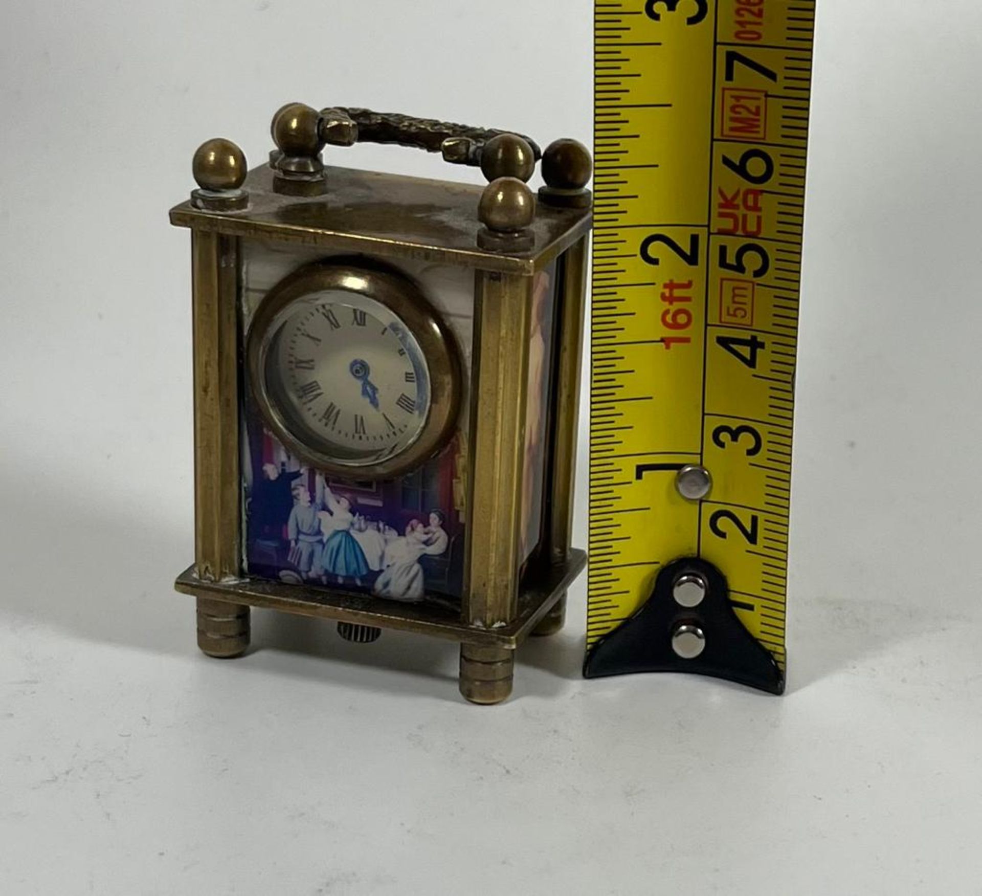 A MINIATURE BRASS WIND UP CARRIAGE CLOCK WITH CLASSICAL AND NUDE FIGURAL PANELS, HEIGHT 6CM - Bild 2 aus 2
