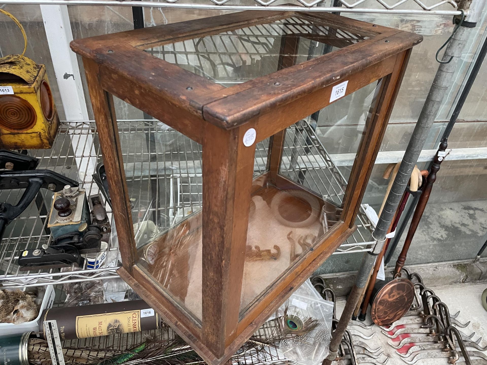 A VINTAGE OAK AND GLASS DISPLAY CABINET - Image 6 of 7