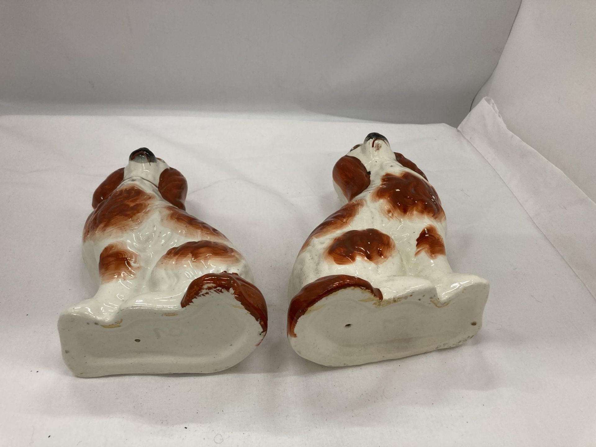 A PAIR OF STAFFORDSHIRE STYLE SPANIEL DOGS, HEIGHT 20CM - Image 3 of 3