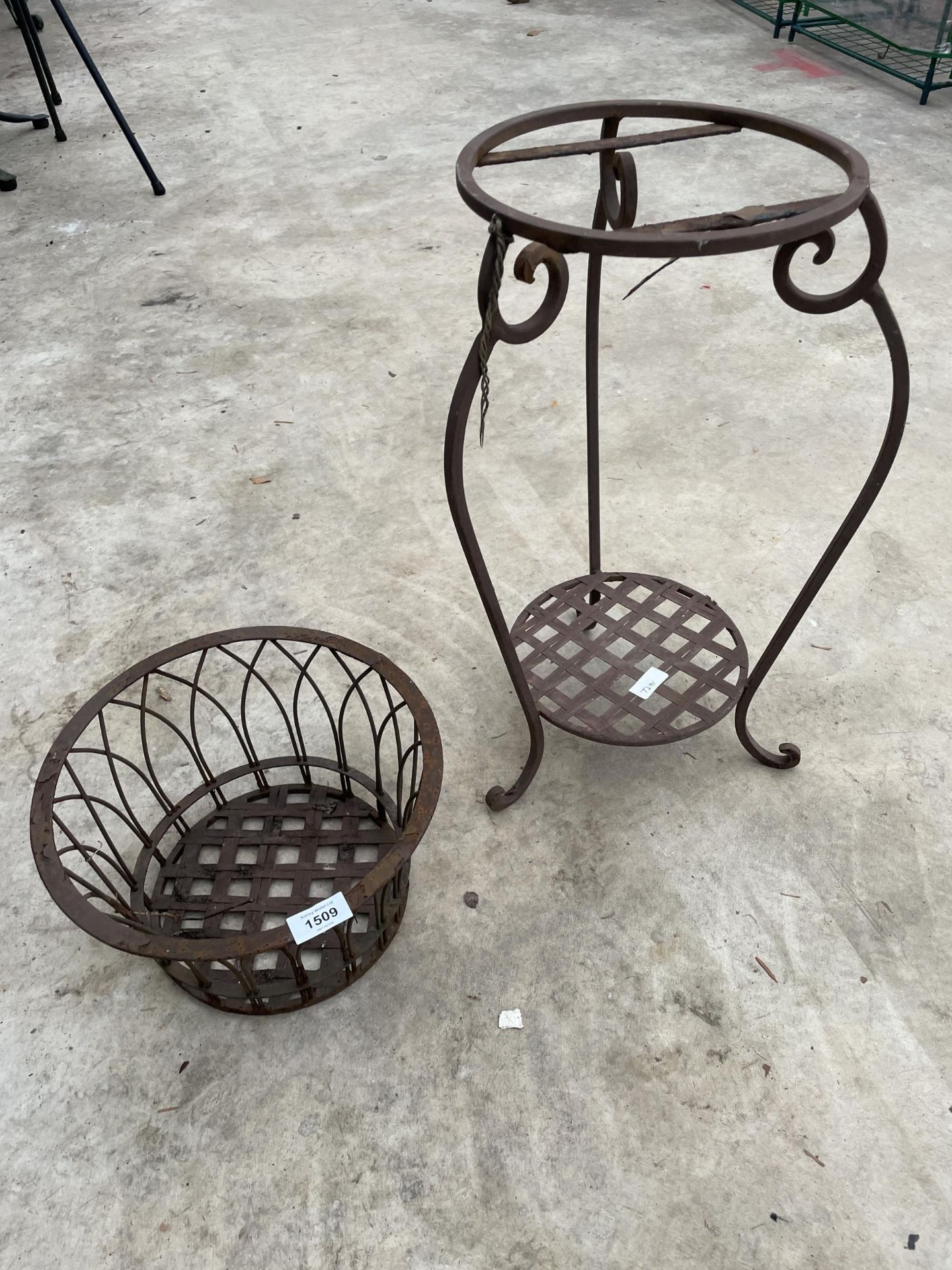 A VINTAGE METAL PLANT STAND WITH WIRE BASKET TOP - Image 3 of 3