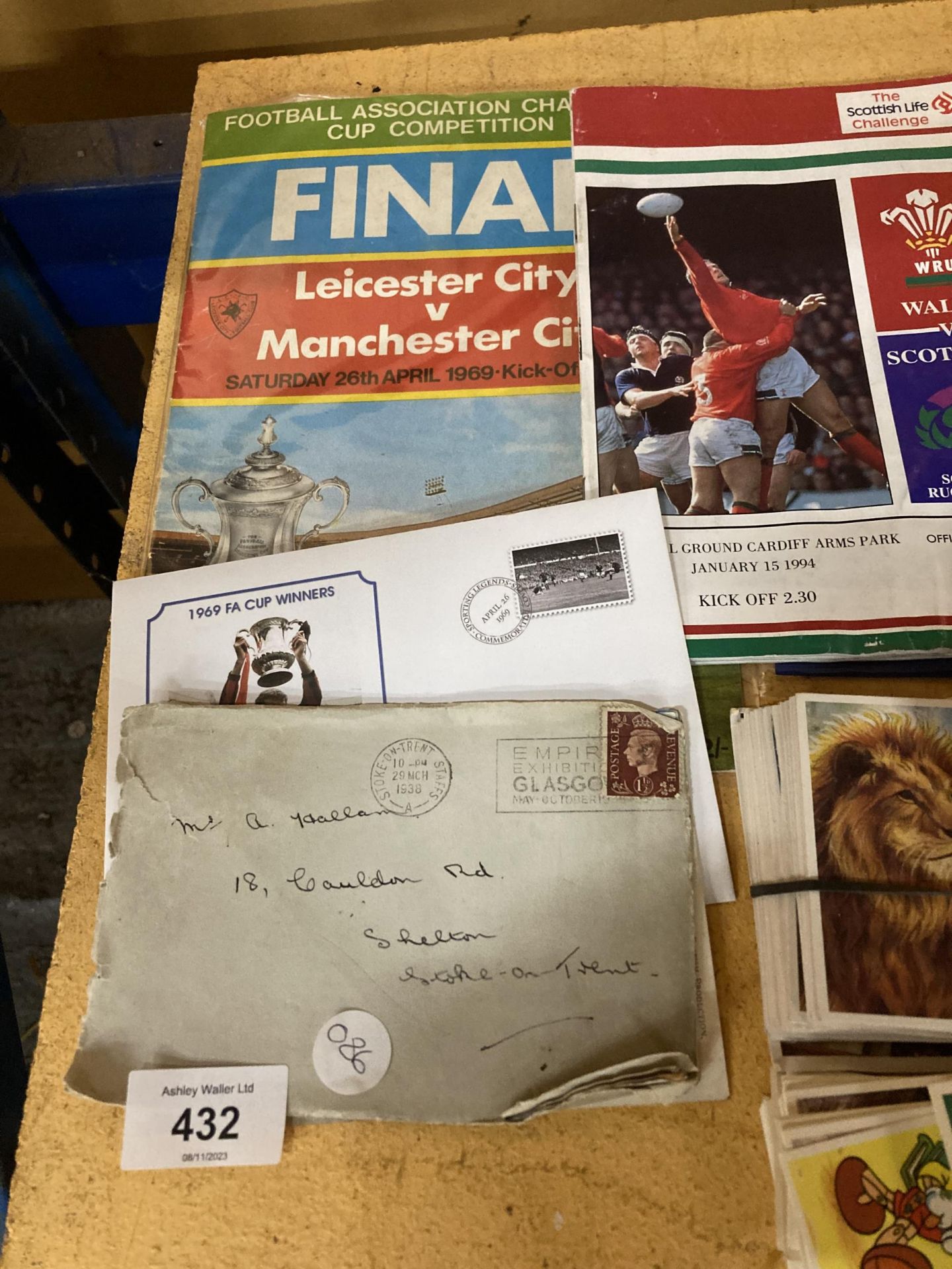 A COLLECTION OF EPHEMERA TO INCLUDE A RUGBY PROGRAMME, STAMPS, POSTCARDS AND CIGARETTE CARDS - Image 3 of 3