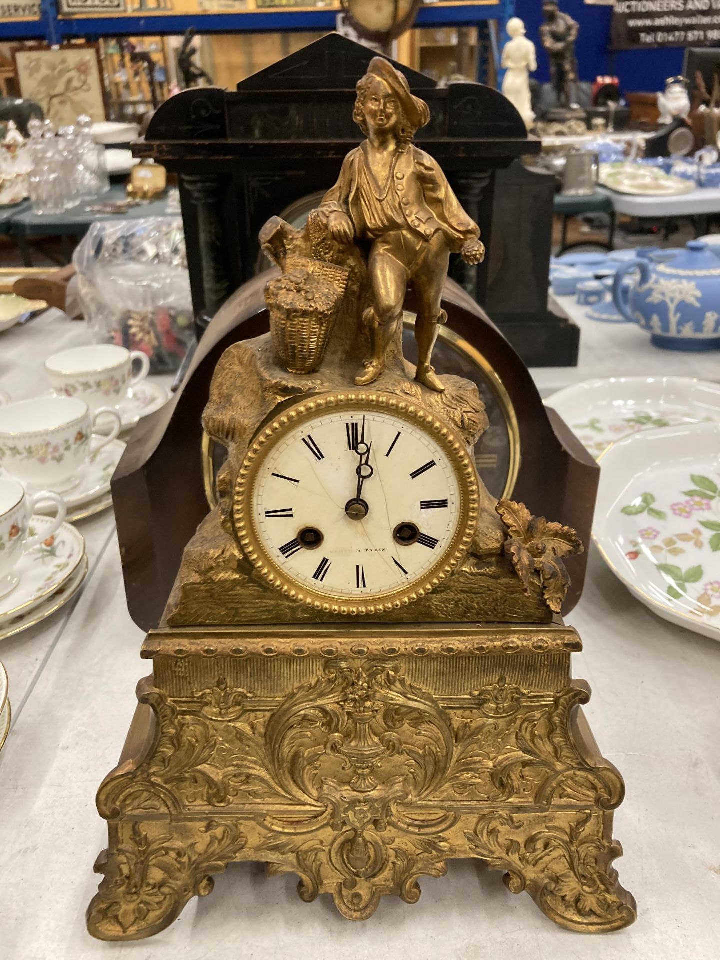 A GROUP OF THREE VINTAGE CLOCKS TO INCLUDE A GILT EFFECT FRENCH EXAMPLE AND SLATE EFFECT EXAMPLE - Image 2 of 4