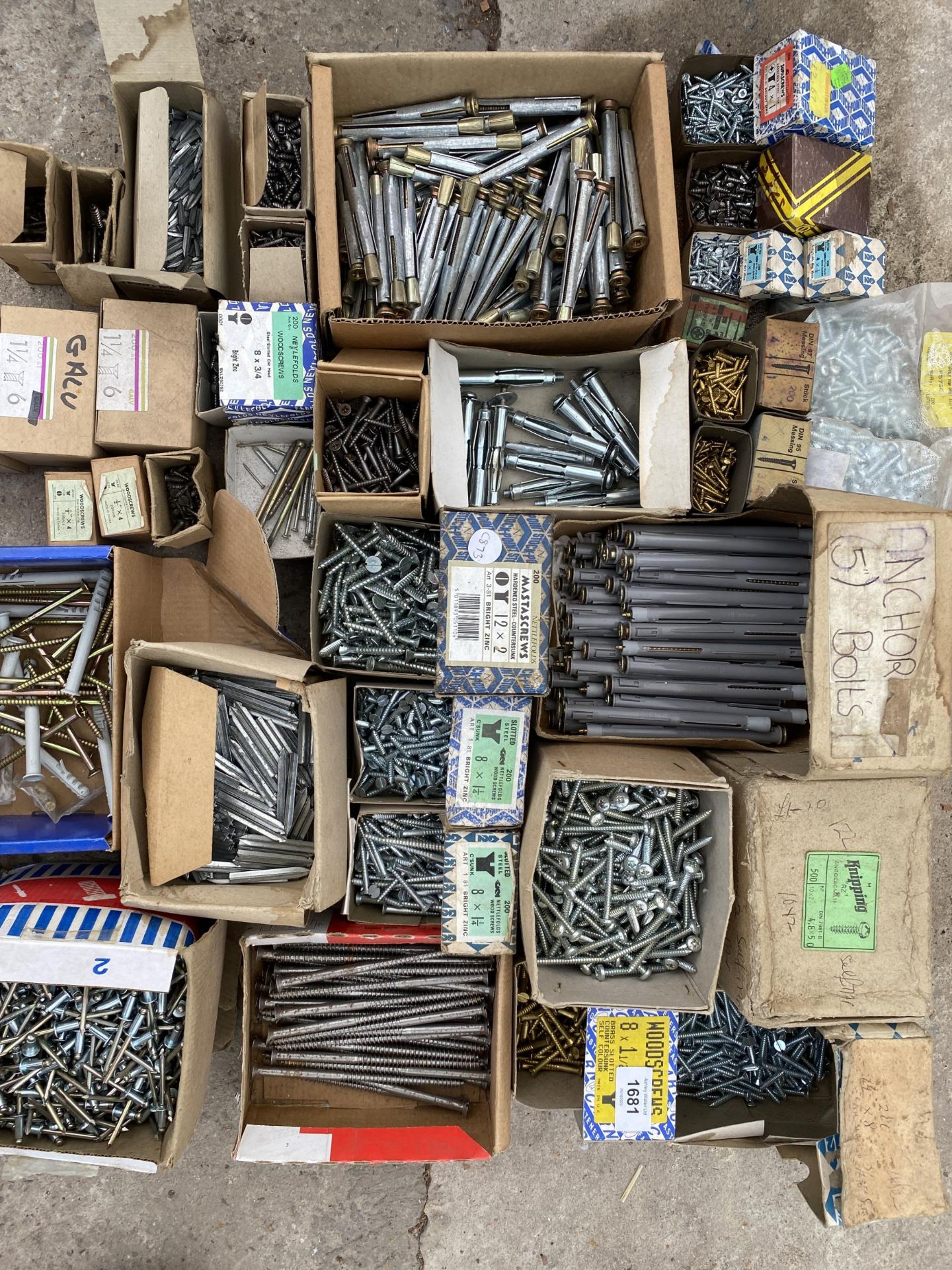 A LARGE ASSORTMENT OF HARDWARE TO INCLUDE SCREWS AND BOLTS ETC - Image 2 of 2
