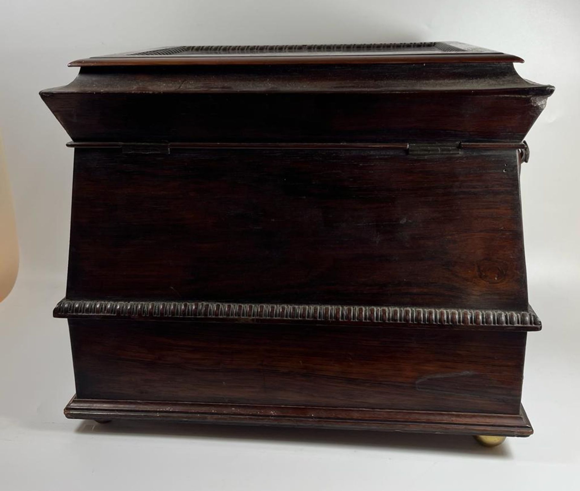 AN ANTIQUE 19TH CENTURY ROSEWOOD AND MOTHER OF PEARL INLAID JEWELLERY BOX WITH LIFT UP TOP SECTION - Image 4 of 8