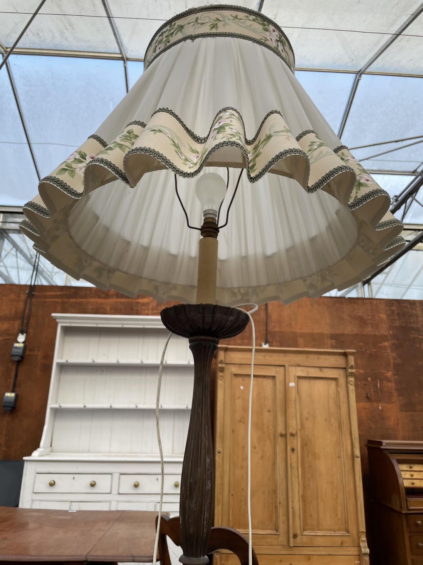 A MID 20TH CENTURY STANDARD LAMP COMPLETE WITH SHADE, ON TURNED AND FLUTED COLUMN - Image 2 of 4