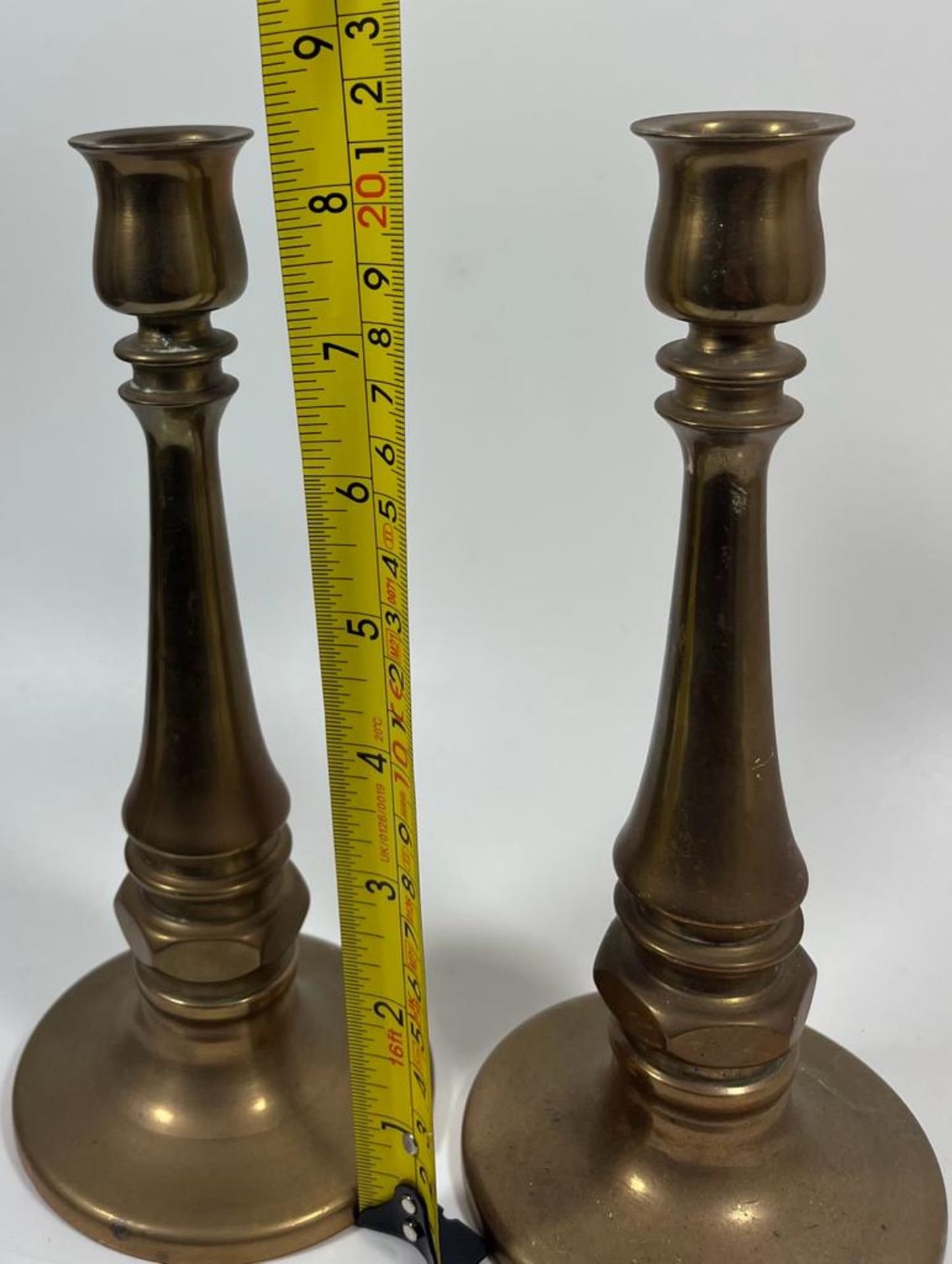 A VINTAGE PAIR OF CHURCH GOTHIC CANDLESTICKS WITH SCREW IN HOLE TO THE BASE POSSIBLY FOR AN ALTAR, - Bild 4 aus 4