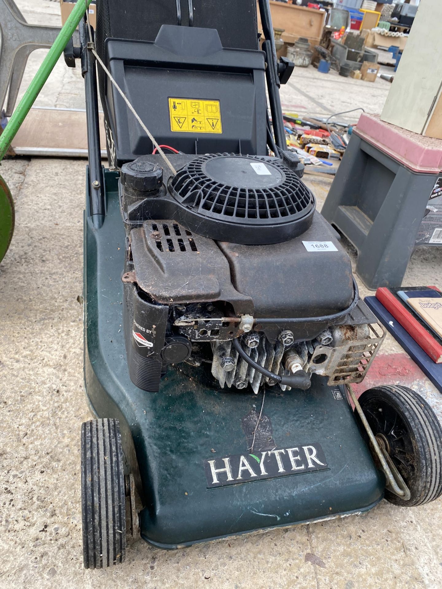 A HAYTER ROTARY LAWN MOWER WITH GRASS BOX AND A SMALL GARDEN ROLLER - Bild 2 aus 3