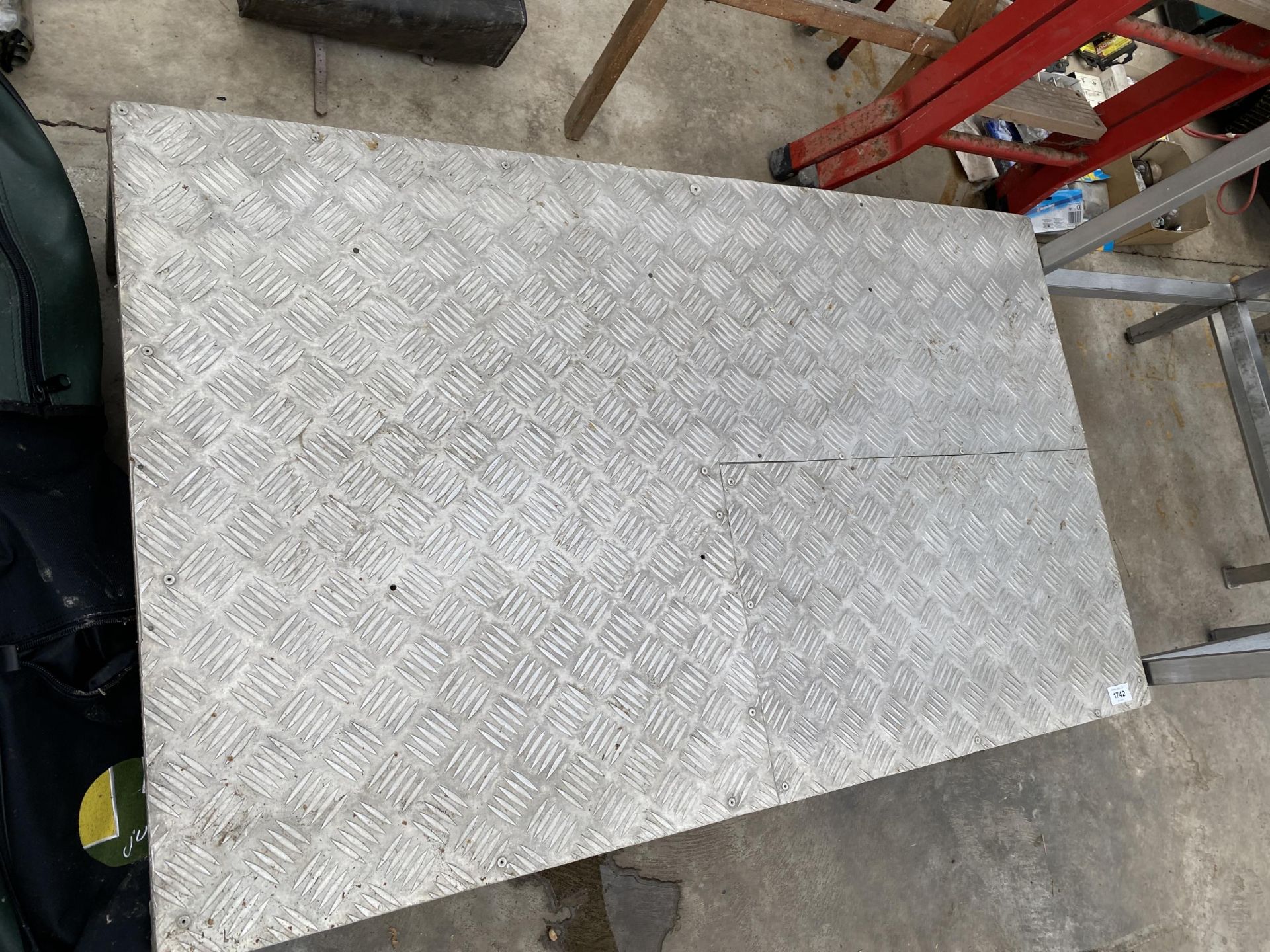 AN ALUMINIUM STEP WITH CHEQUER PLATE FLOOR - Image 2 of 4
