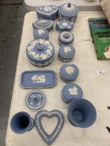 A COLLECTION OF WEDGWOOD BLUE JASPERWARE ITEMS, LIDDED TRINKET BOXES ETC