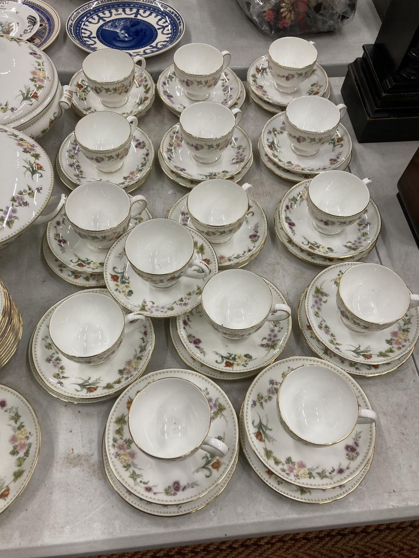 AN EXTENSIVE WEDGWOOD 'MIRABELLE' PATTERN DINNER AND TEA SERVICE COMPRISING LIDDED TUREENS, DINNER - Image 4 of 5