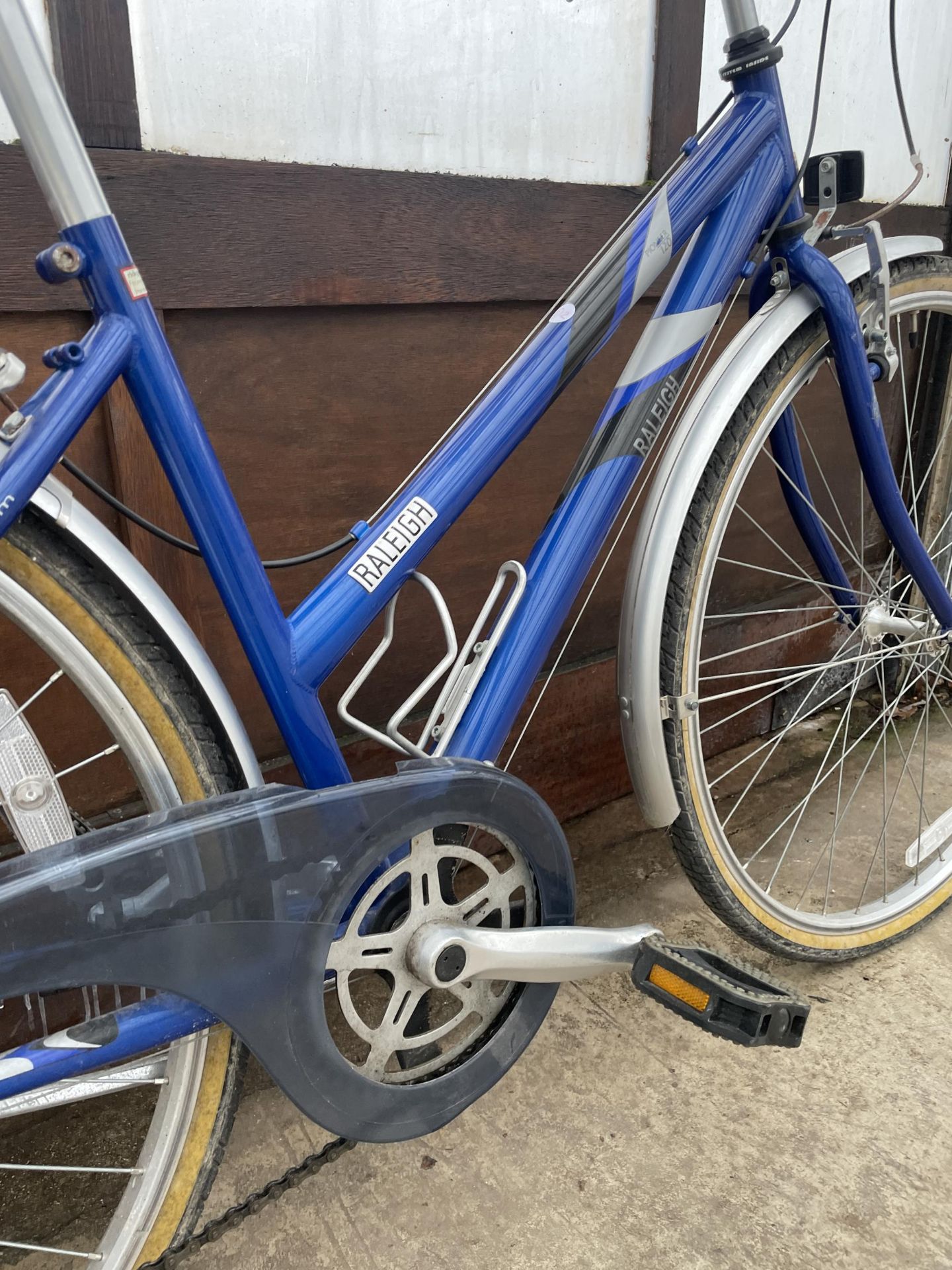 A RALEIGH PIONEER 120 LADIES BIKE WITH 6 SPEED GEAR SYSTEM - Image 3 of 4