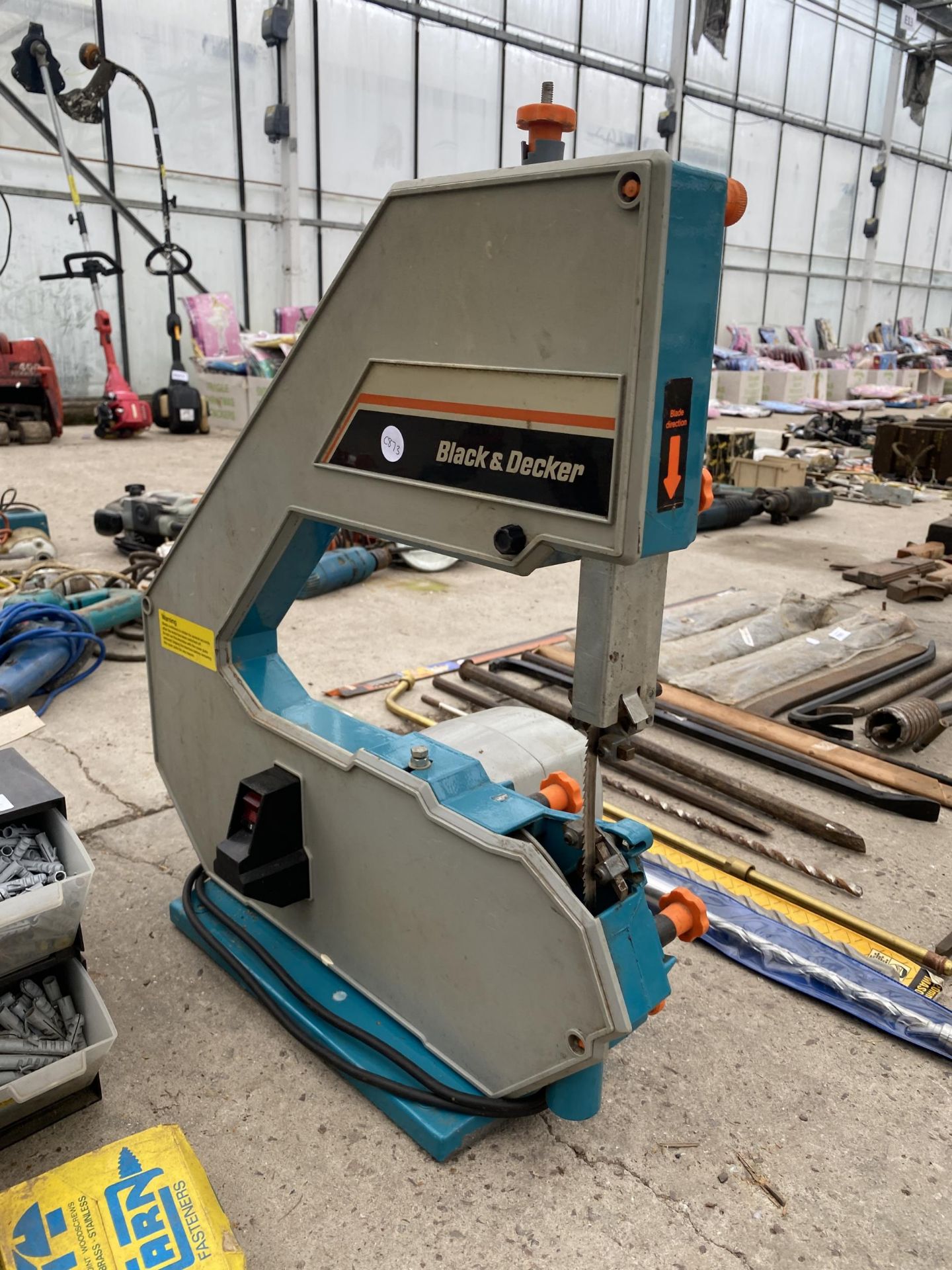 AN ELECTRIC BLACK AND DECKER TABLE TOP BAND SAW