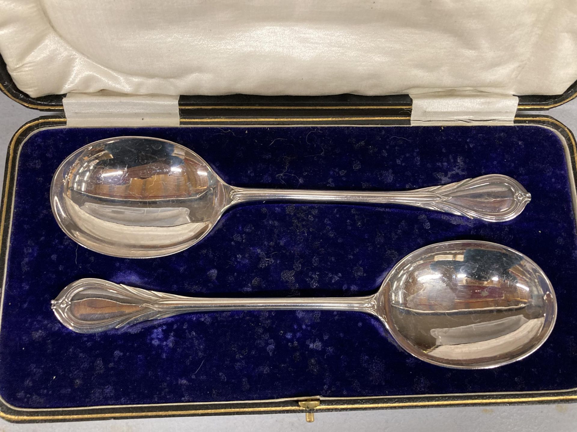 A VINTAGE BOXED SET CONTAINING SILVER PLATED SERVING SPOONS - Image 2 of 3