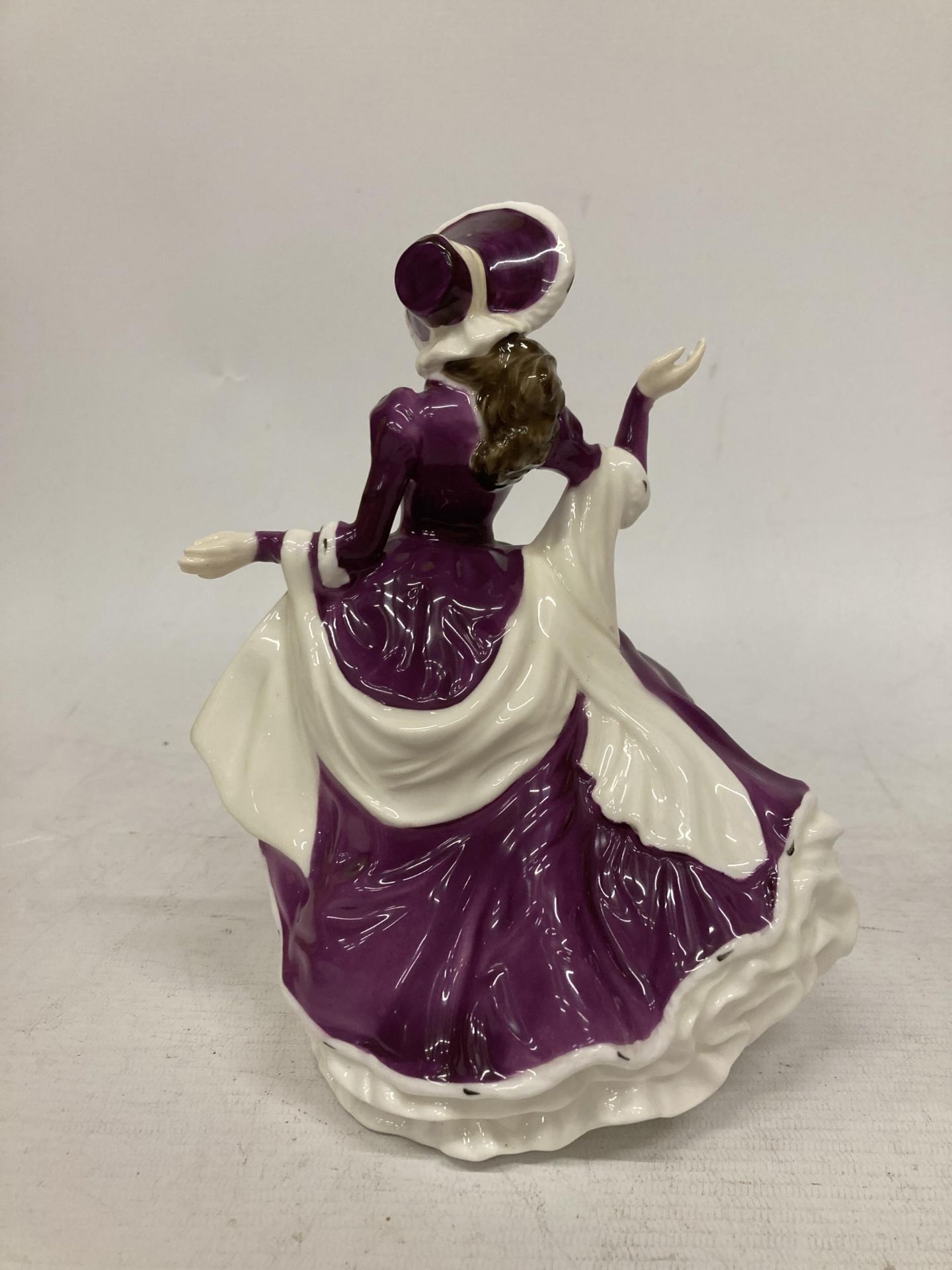 A ROYAL DOULTON CLASSICS 'CHRISTMAS DAY 2004' HN4558 FIGURE - Image 3 of 5